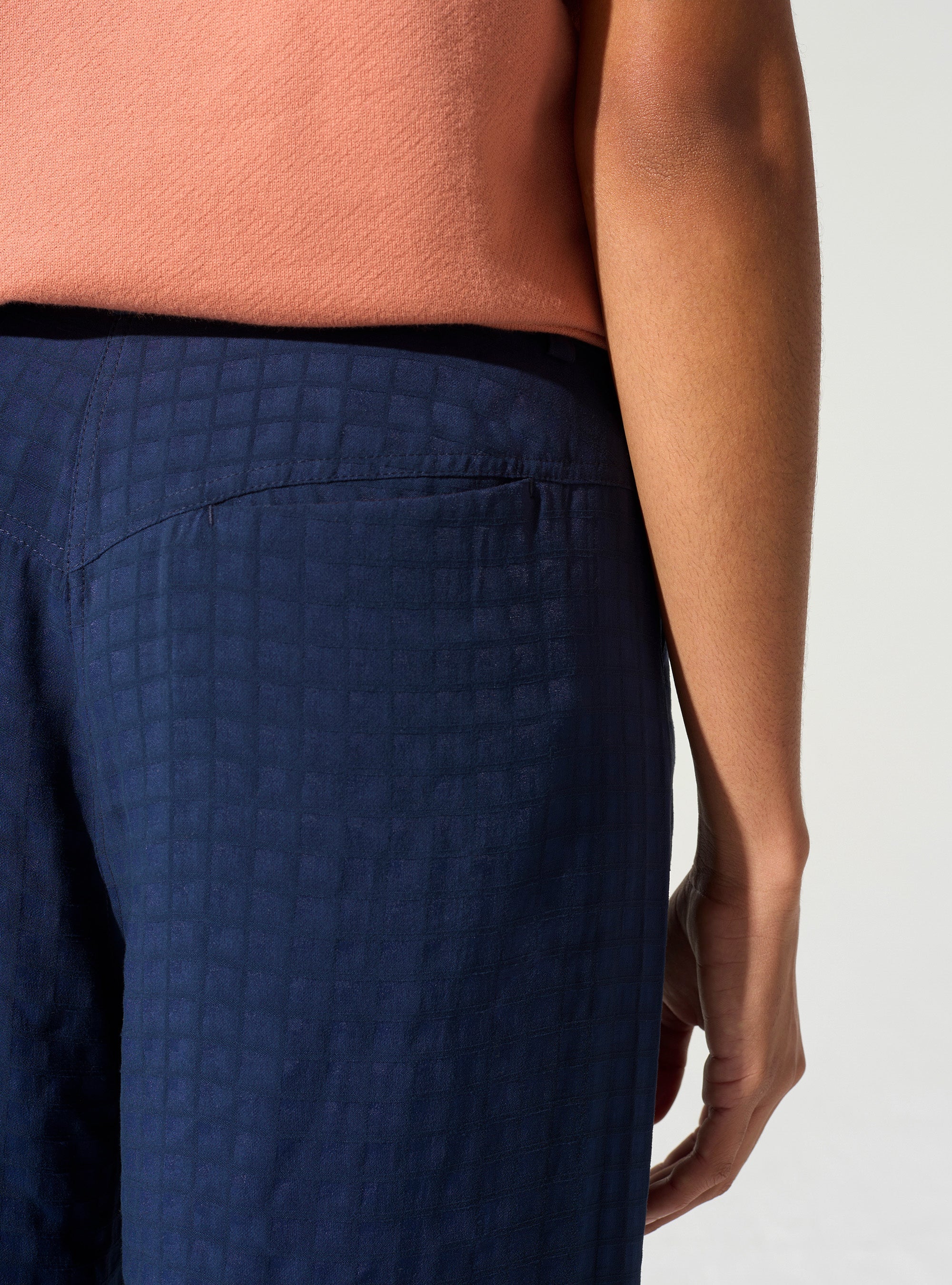 Gerade und weiche Hose