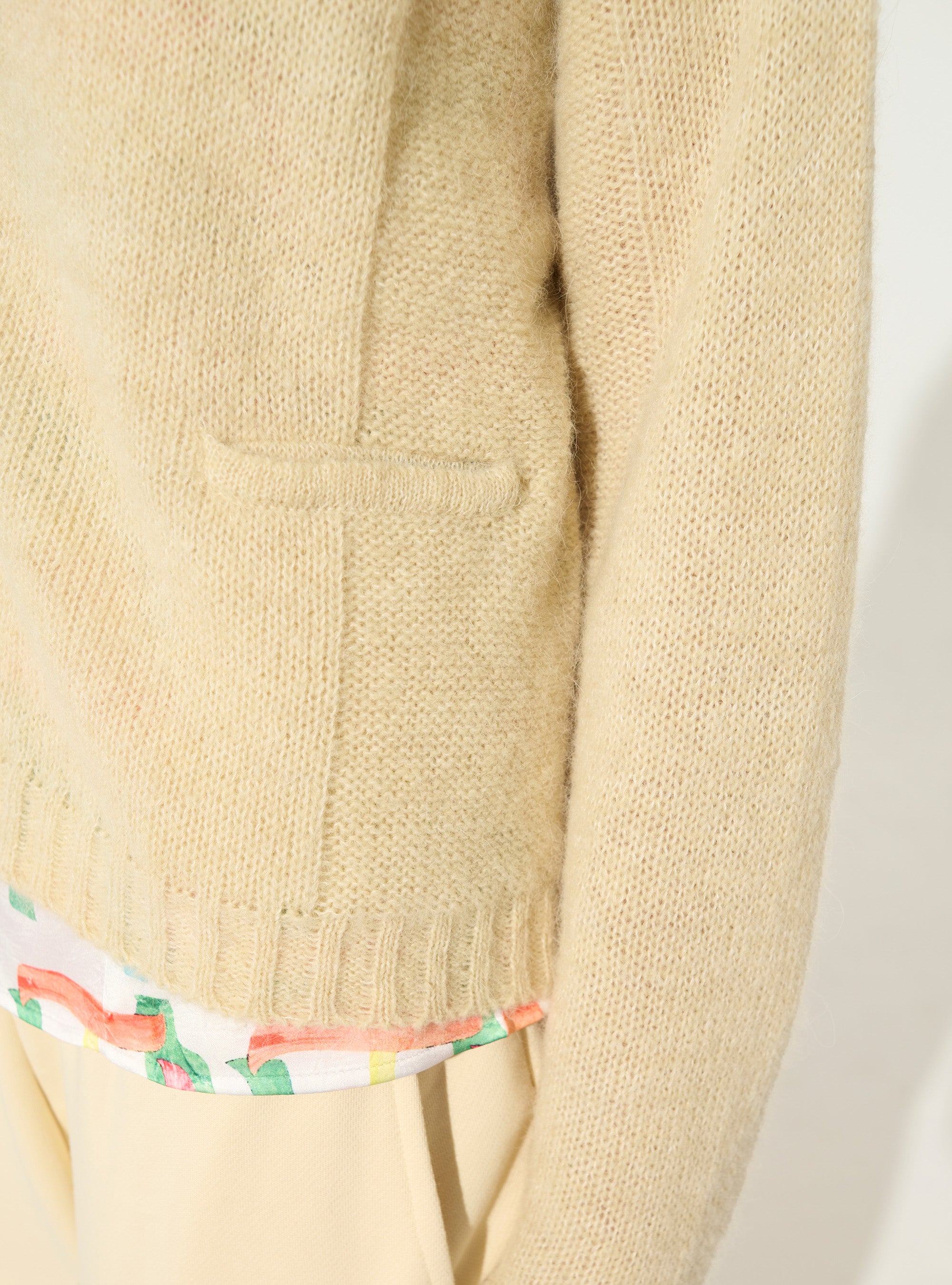 weiße Strickjacke aus Wolle und Alpaka