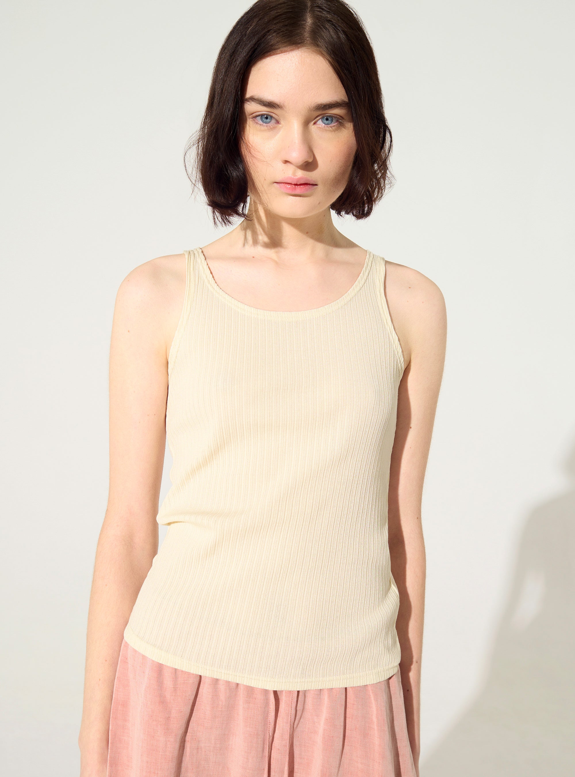 Fitted pleated tank top in white cotton
