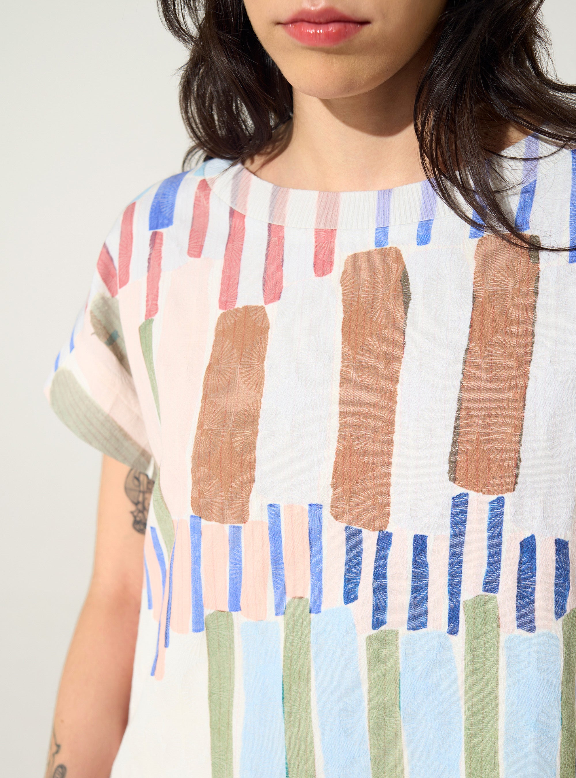 plissierte und sublimierte blaue Bluse