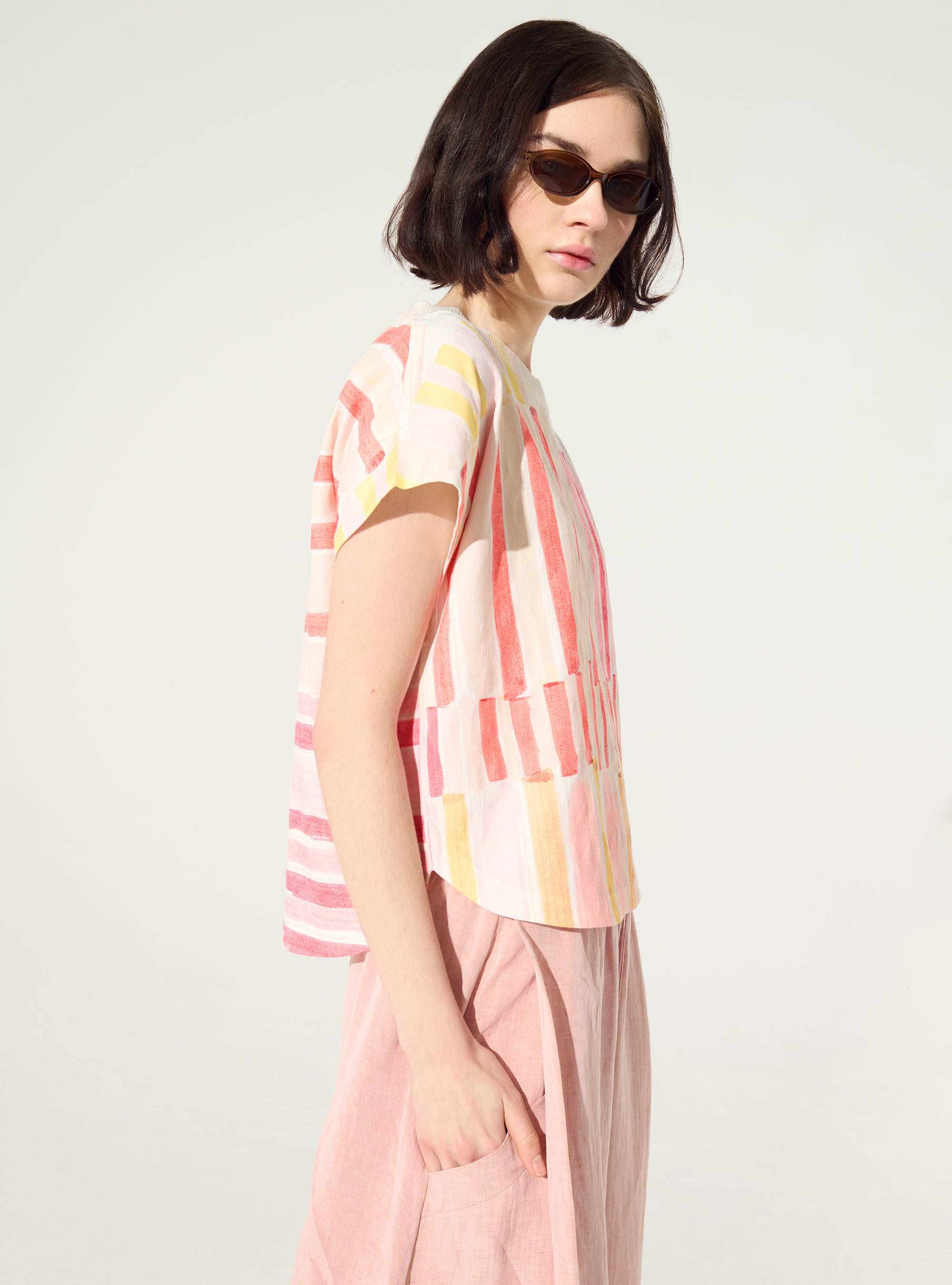 Rote Bluse mit Falten und Verzierungen