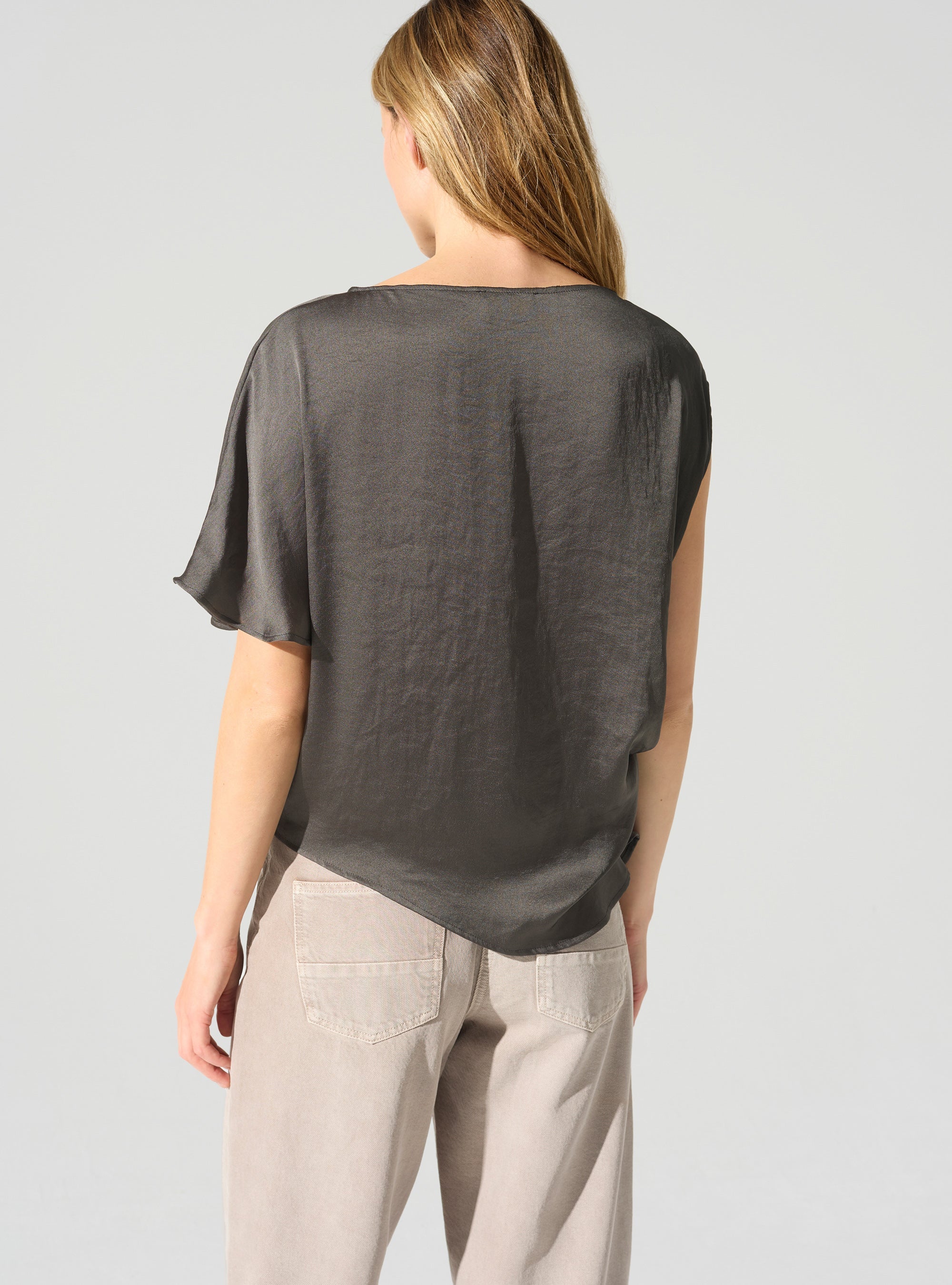 Asymmetrische Bluse mit U-Boot-Ausschnitt