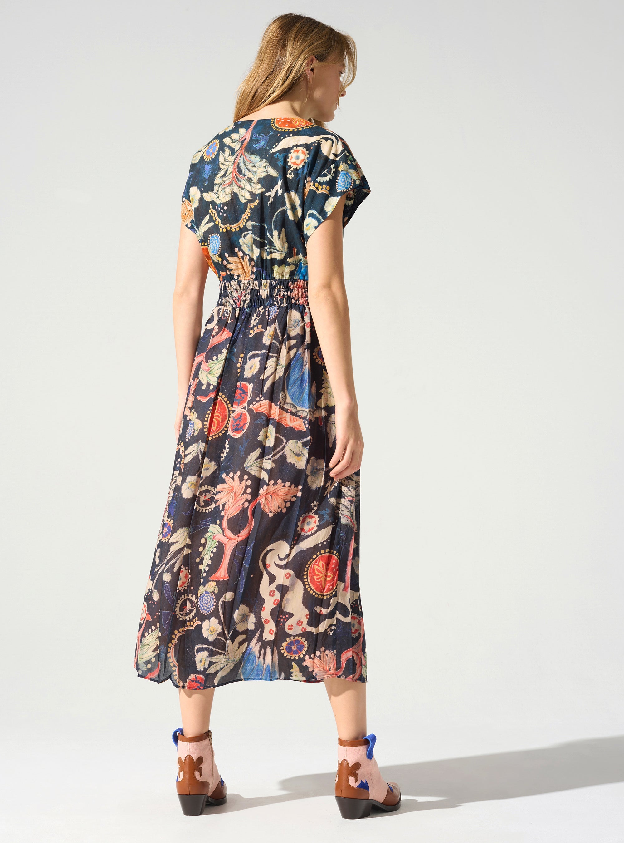 Robe longue smockée à la taille