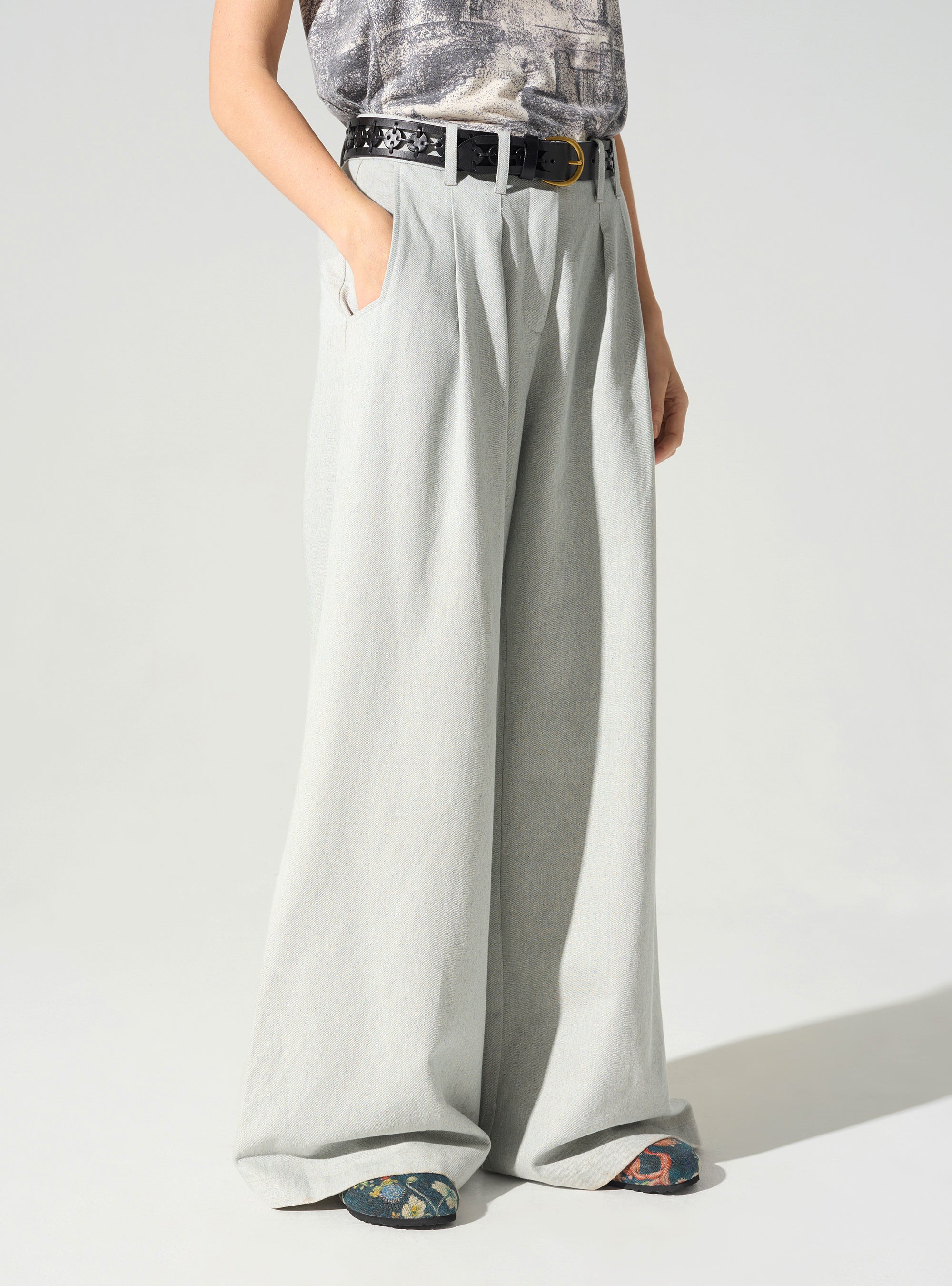 Hose mit hohem Bund und weitem Bein