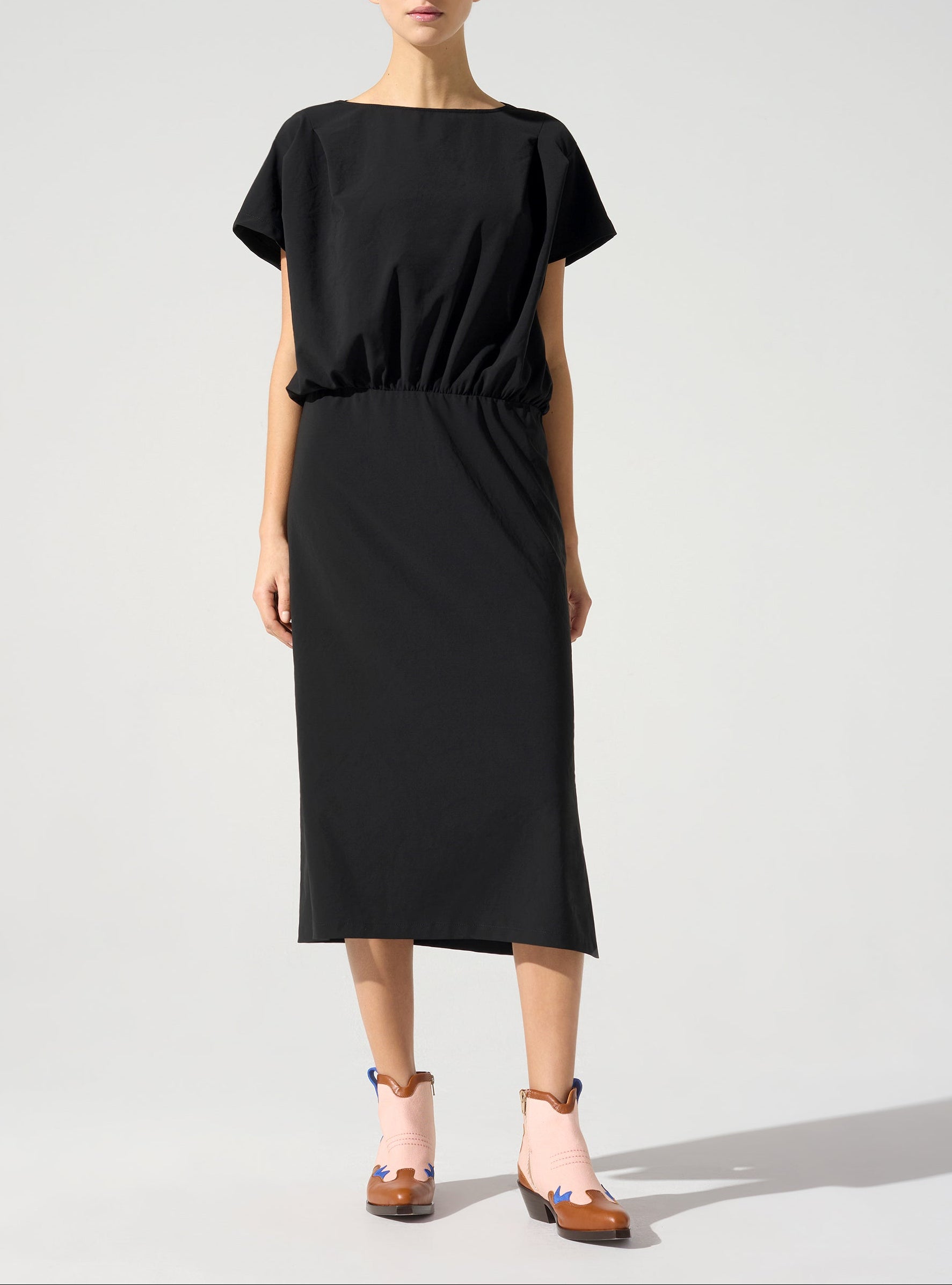 Kurzärmliges Kleid bis zur Wadenmitte