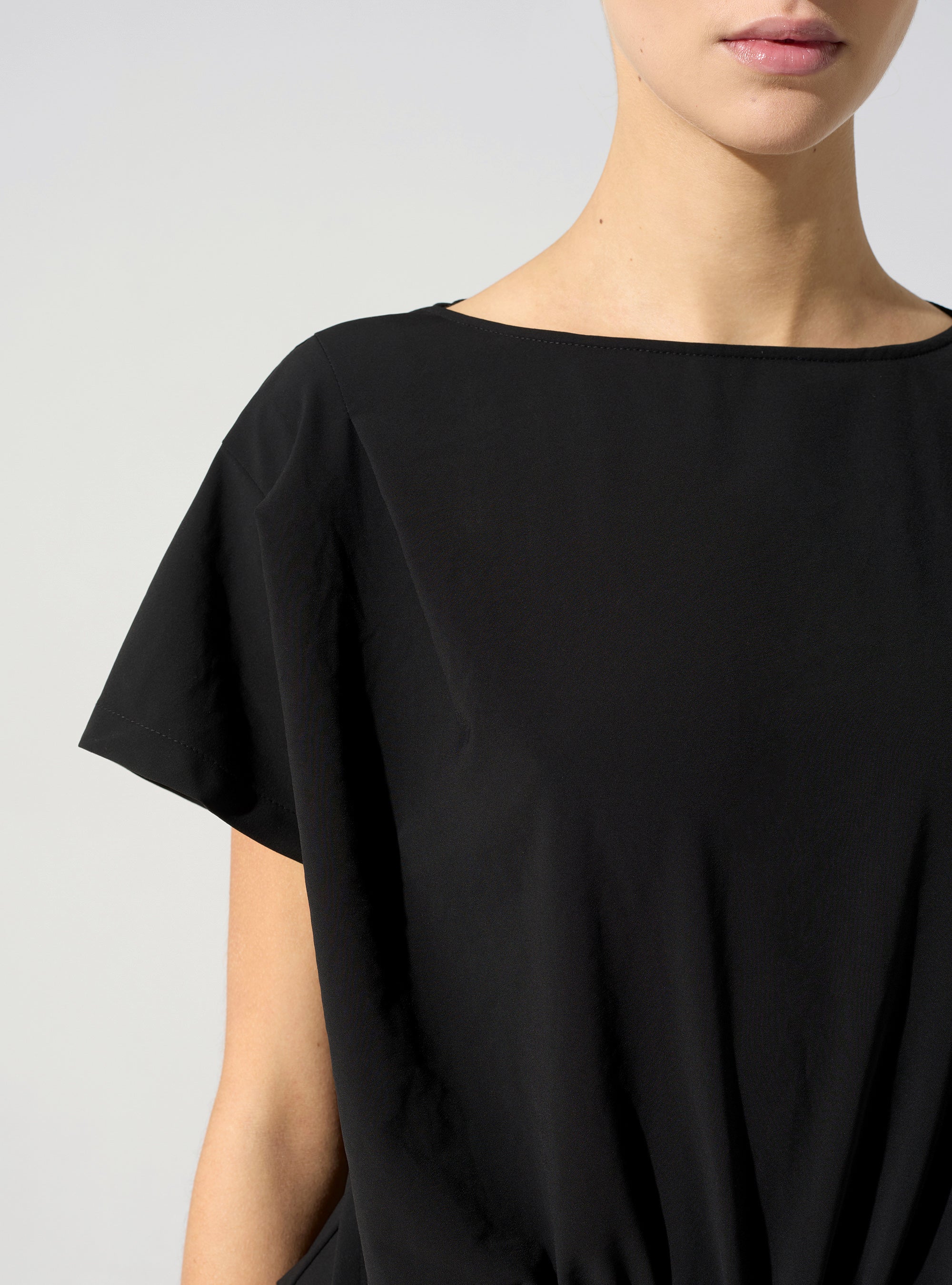 Kurzärmliges Kleid bis zur Wadenmitte