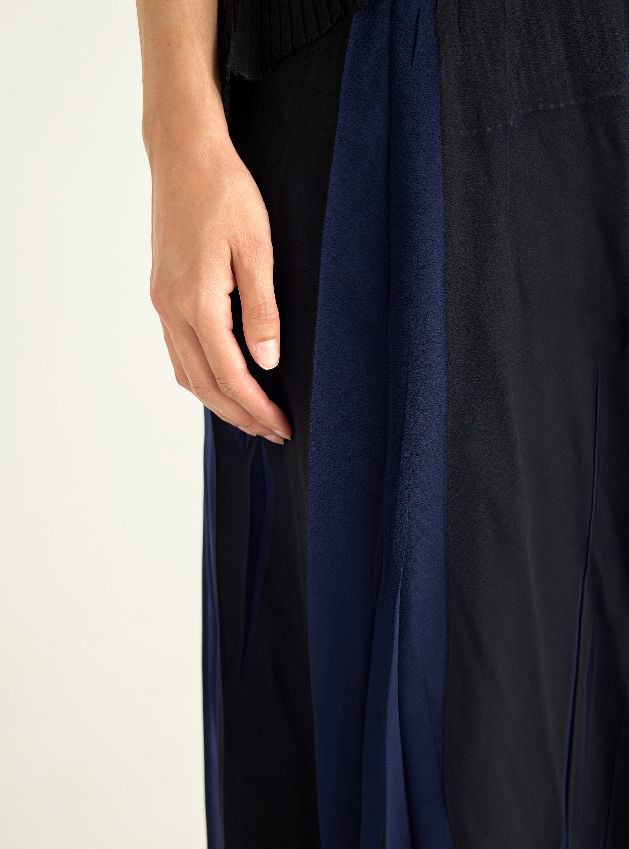 Robe à volants plissés et matière fluide
