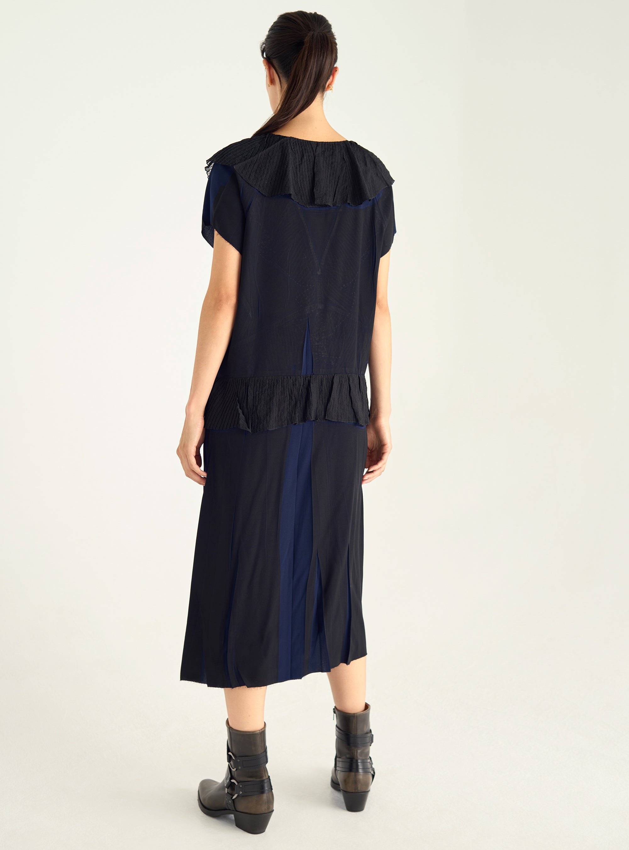 Robe à volants plissés et matière fluide