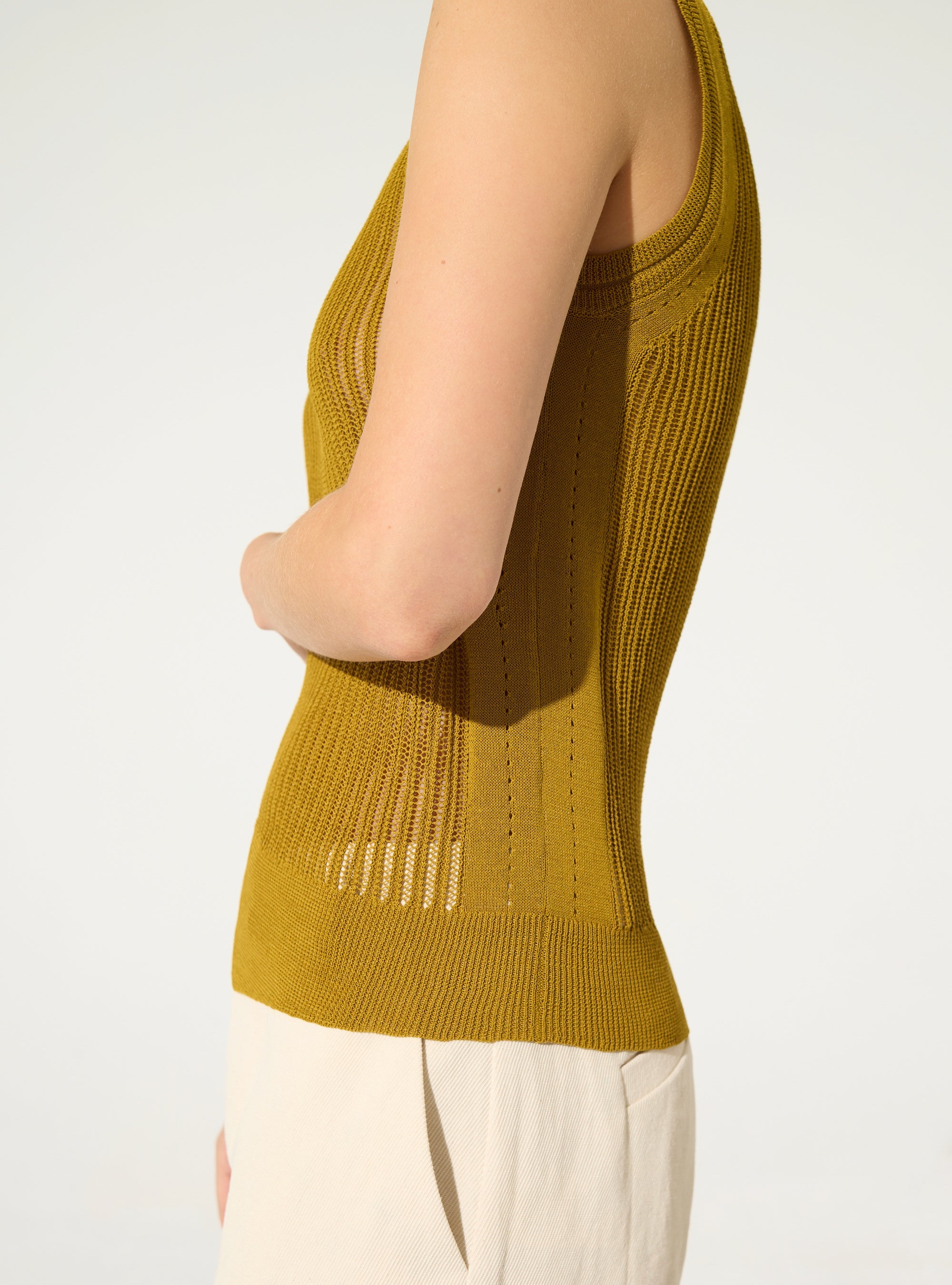 Ockergelbes Strick-Tanktop