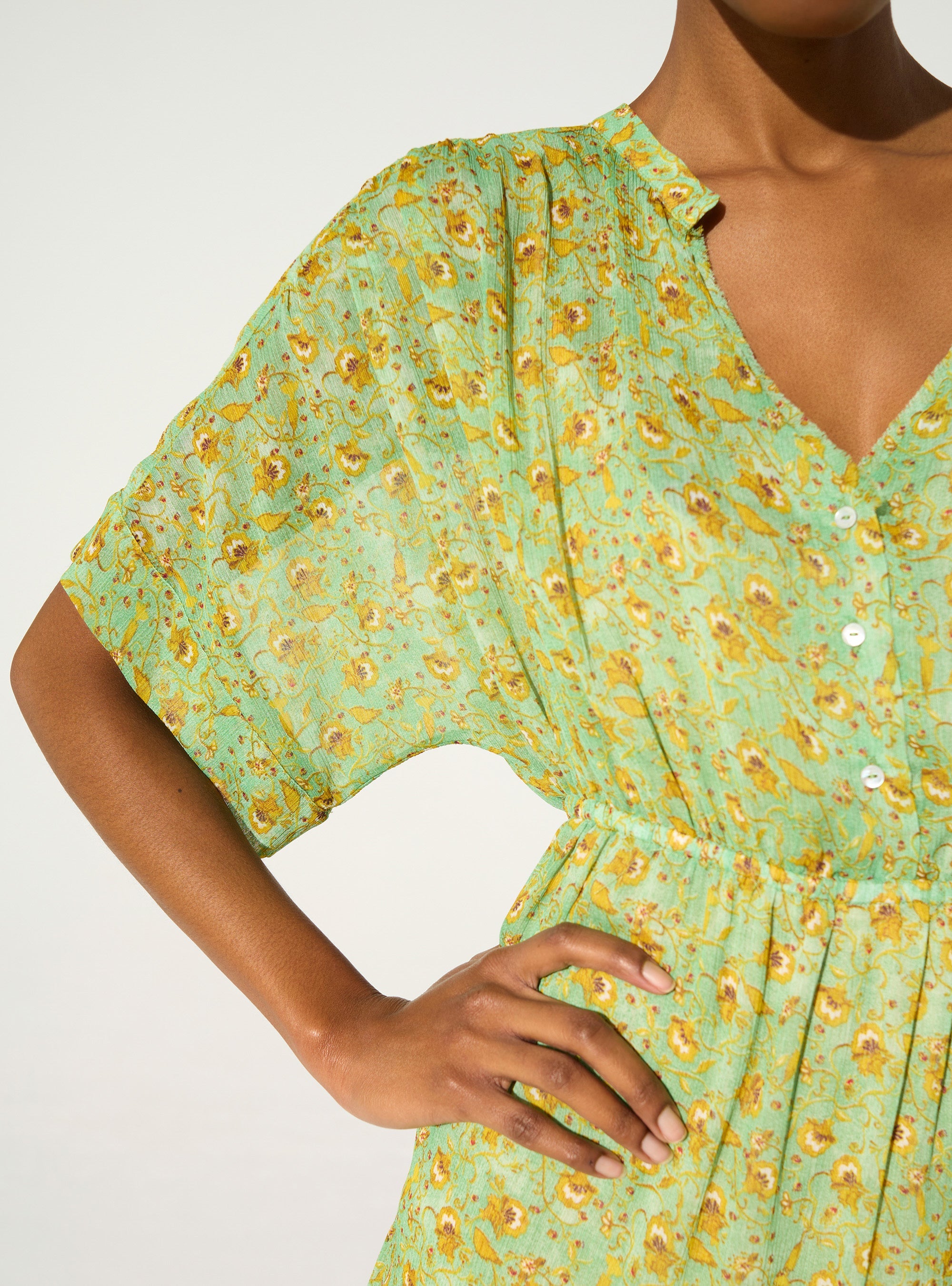 Grünes, gemustertes, tailliertes Kleid