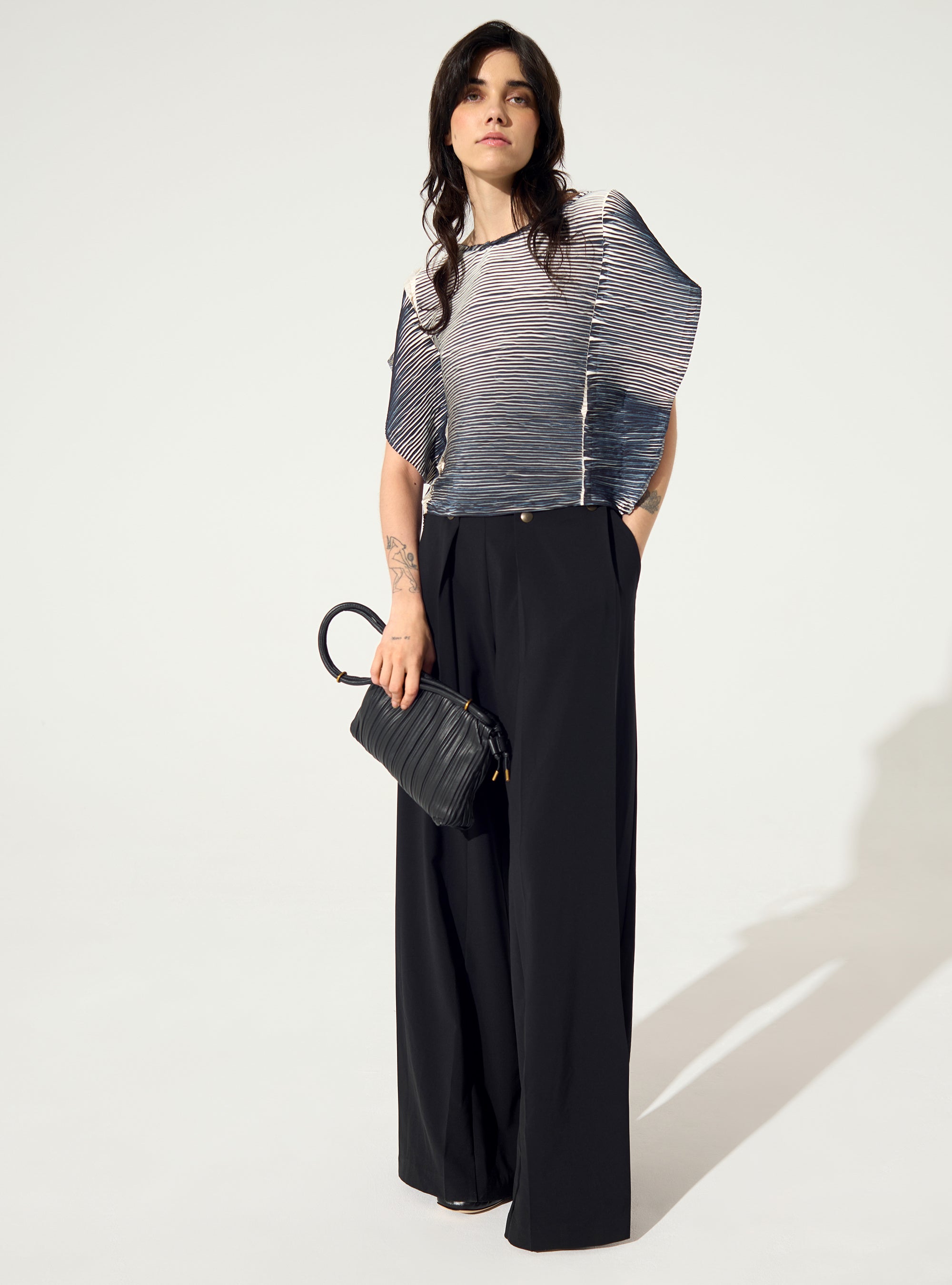 Schwarze, plissierte, gerade geschnittene Bluse
