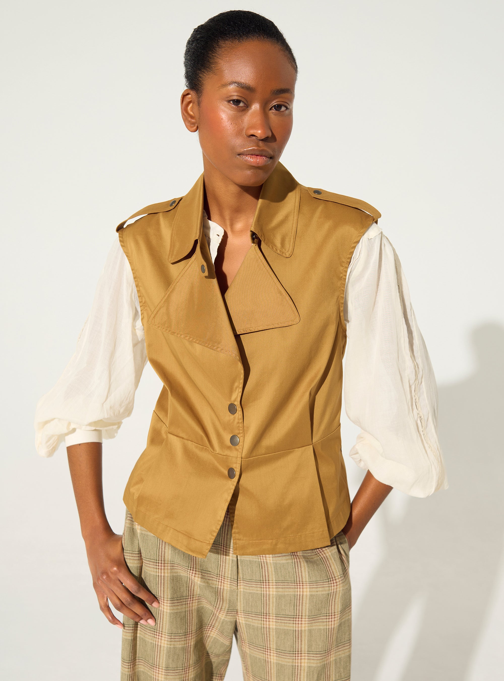 Chemise ajustée plissée en coton marron