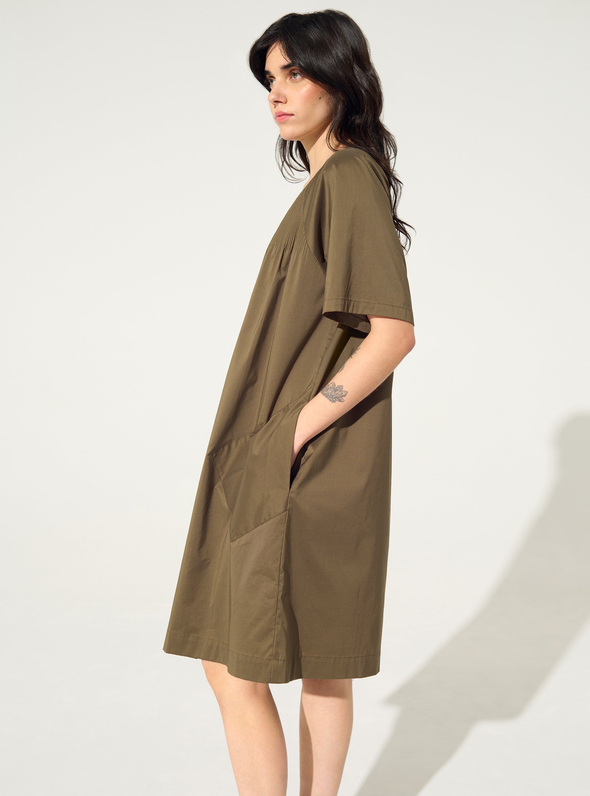 Robe manches courtes plissée marron