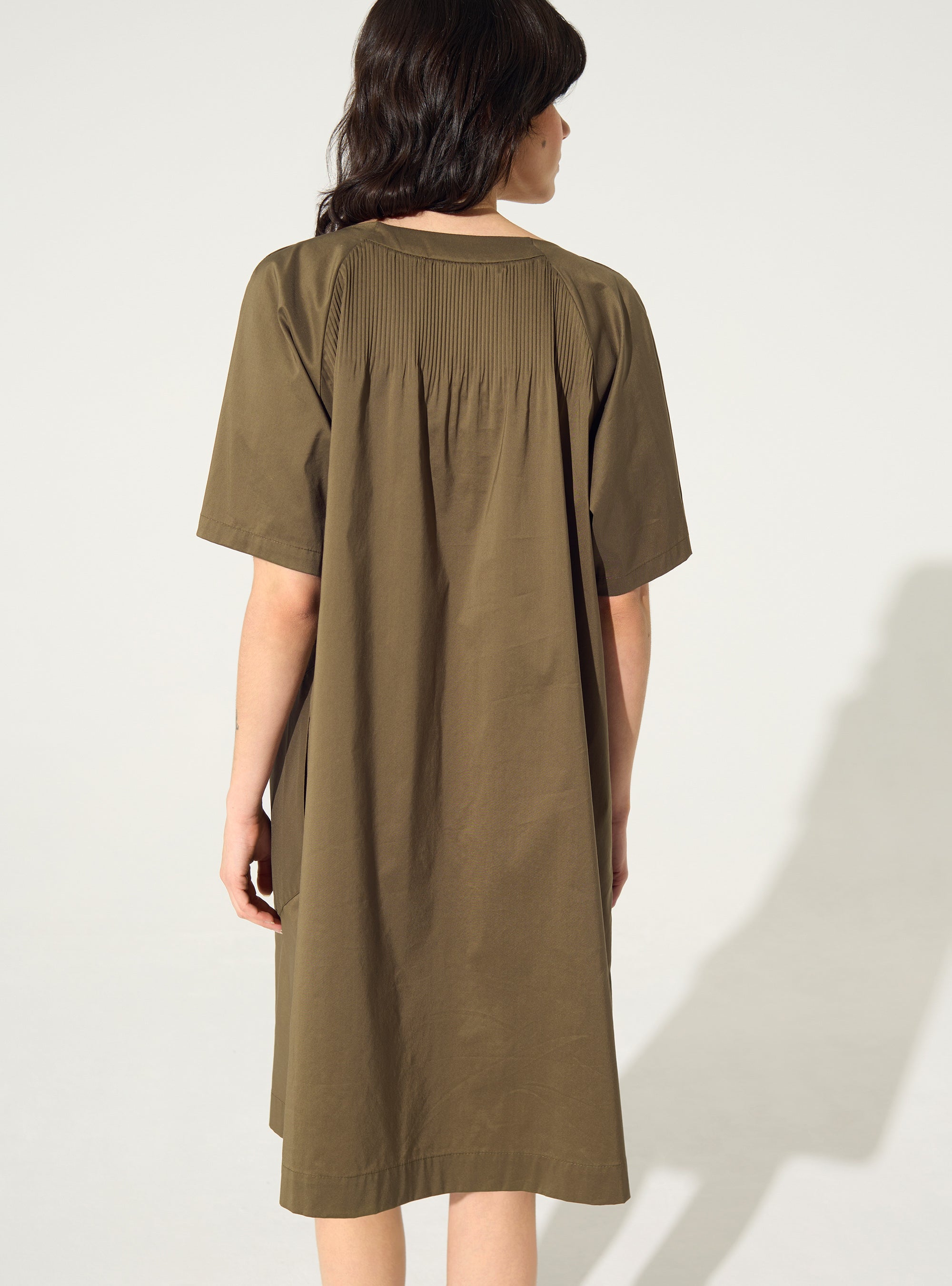 Robe manches courtes plissée marron