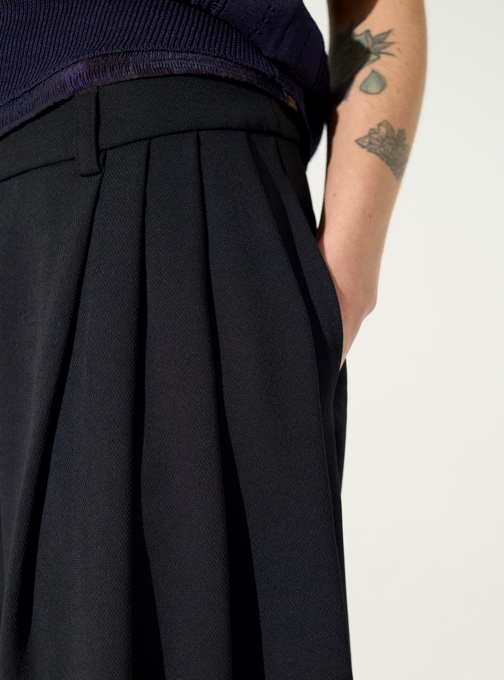 Schwarze Hose mit weitem Bein