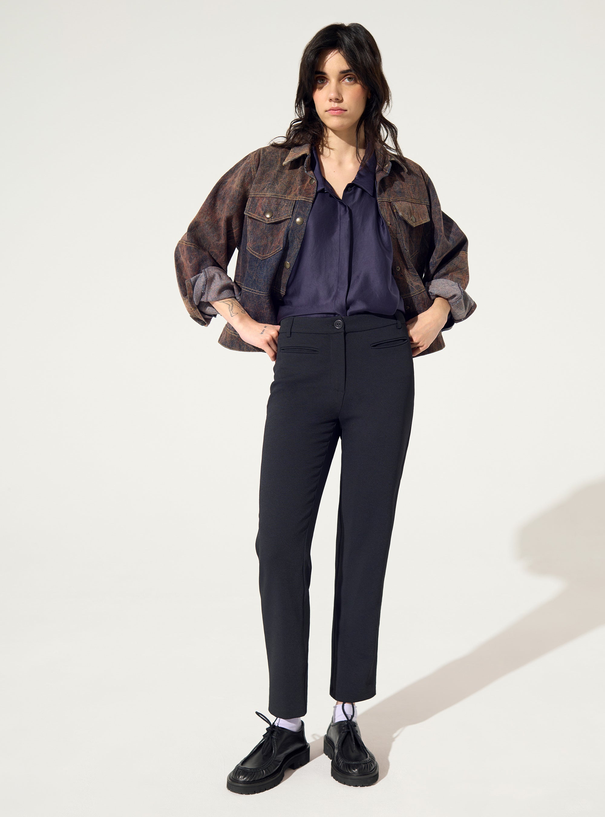 Schwarze Hose mit geradem Bein