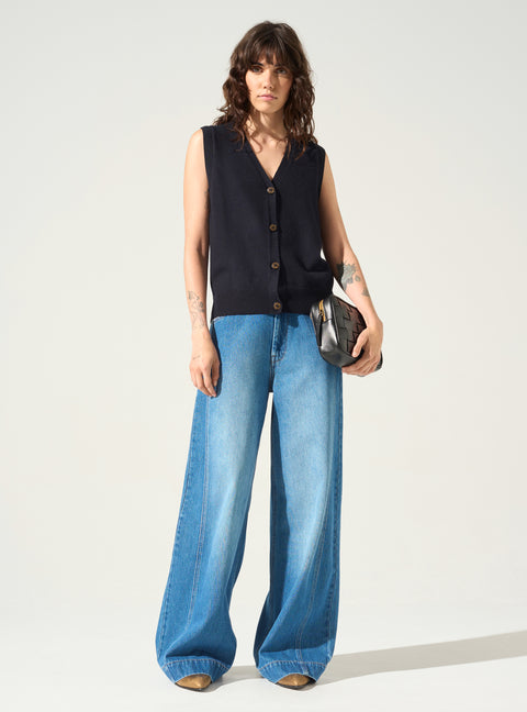 Sleeveless vest