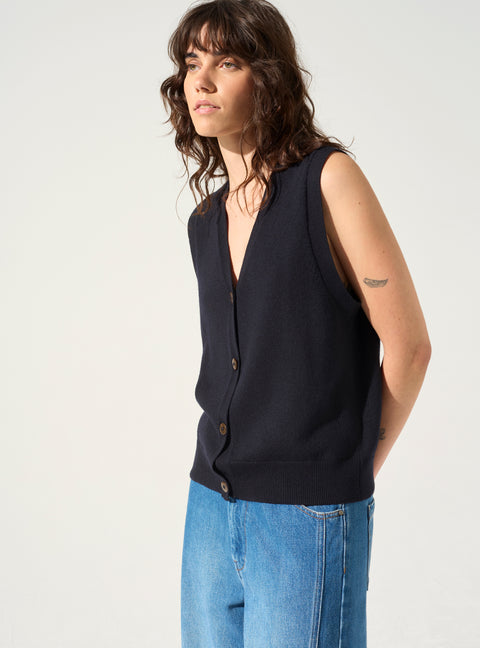 Sleeveless vest