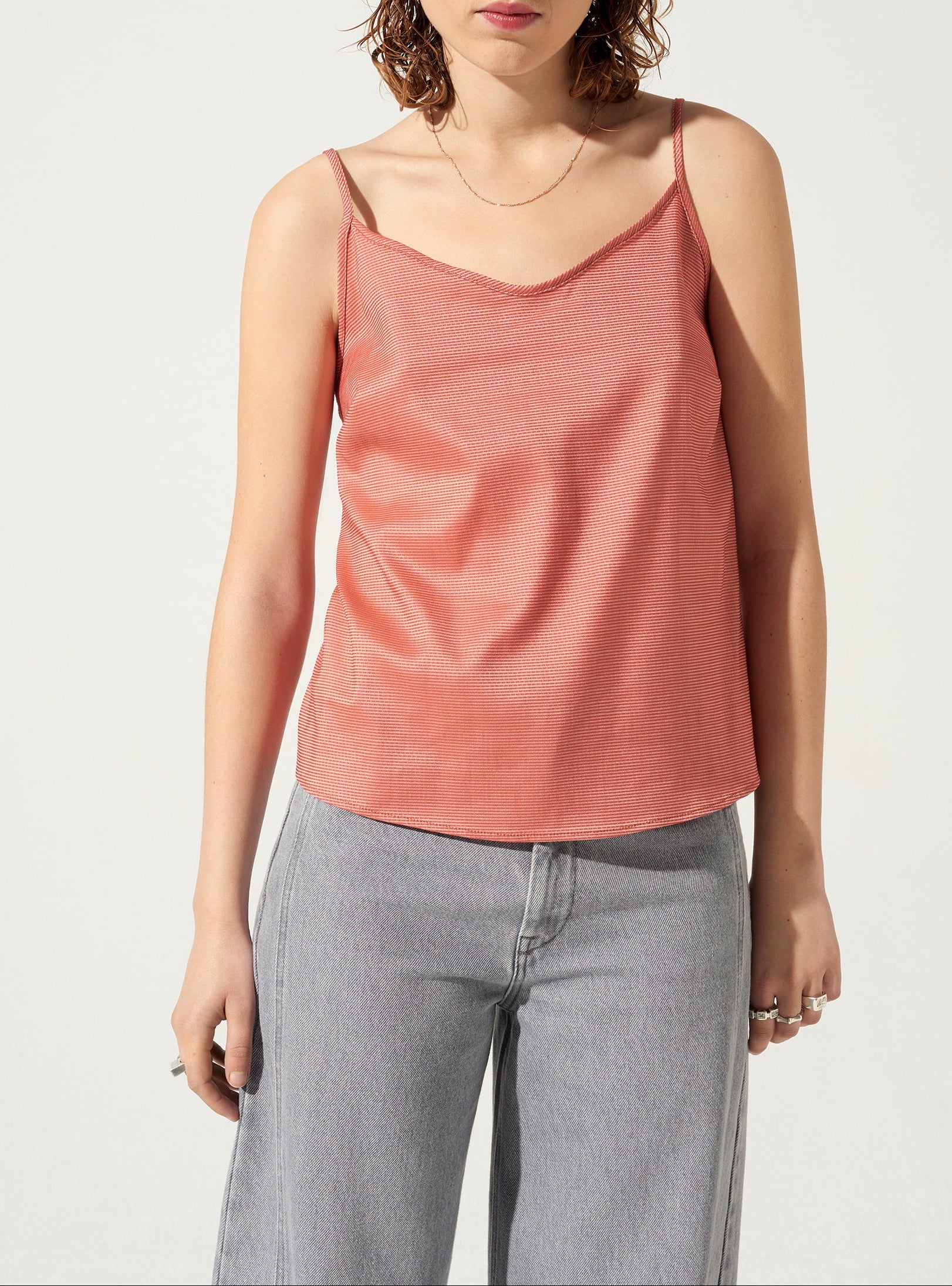 Ausgestelltes Tanktop