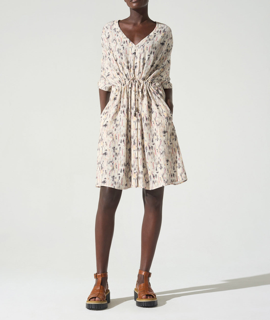 Robe courte encolure V imprimé « En relief » acoté 