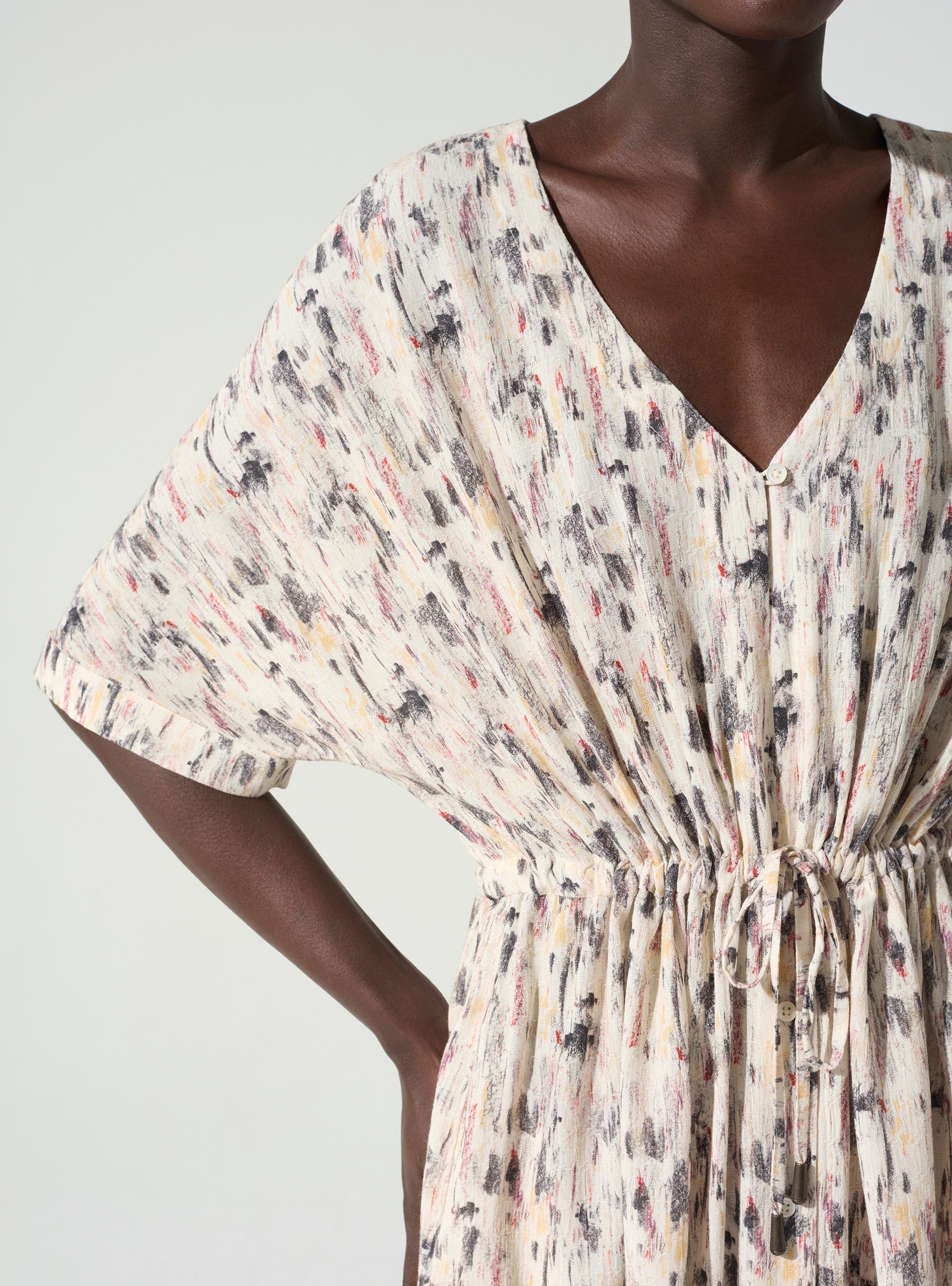 Robe courte encolure V imprimé « En relief »