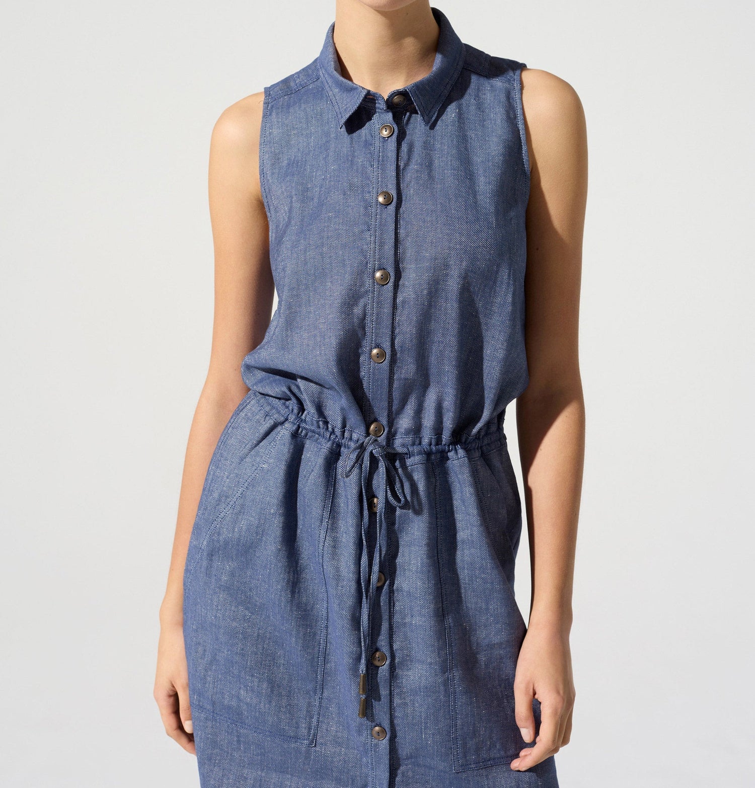 Robe courte sans manches acoté 