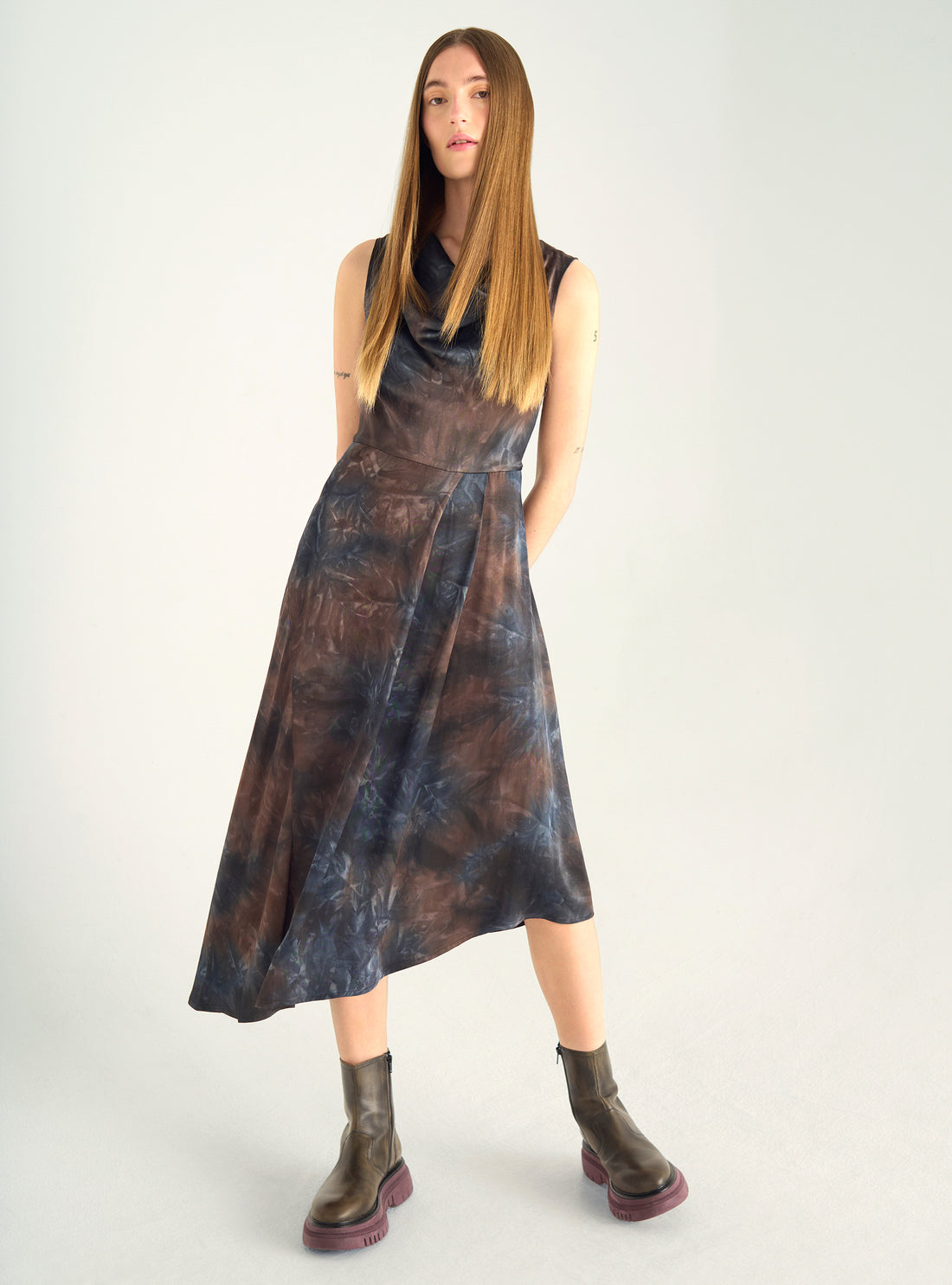 Robe satinée à col bénitier