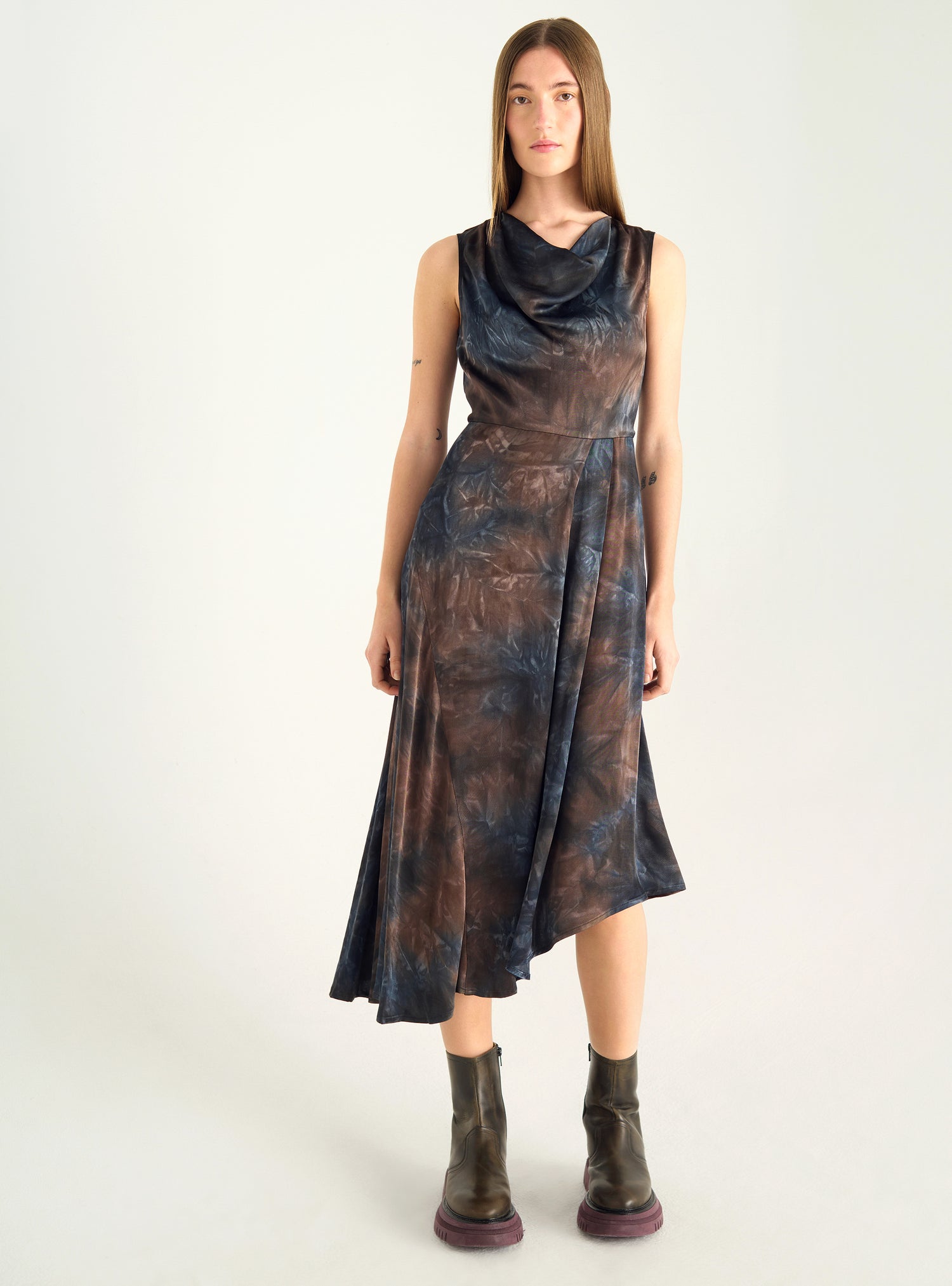 Robe satinée à col bénitier