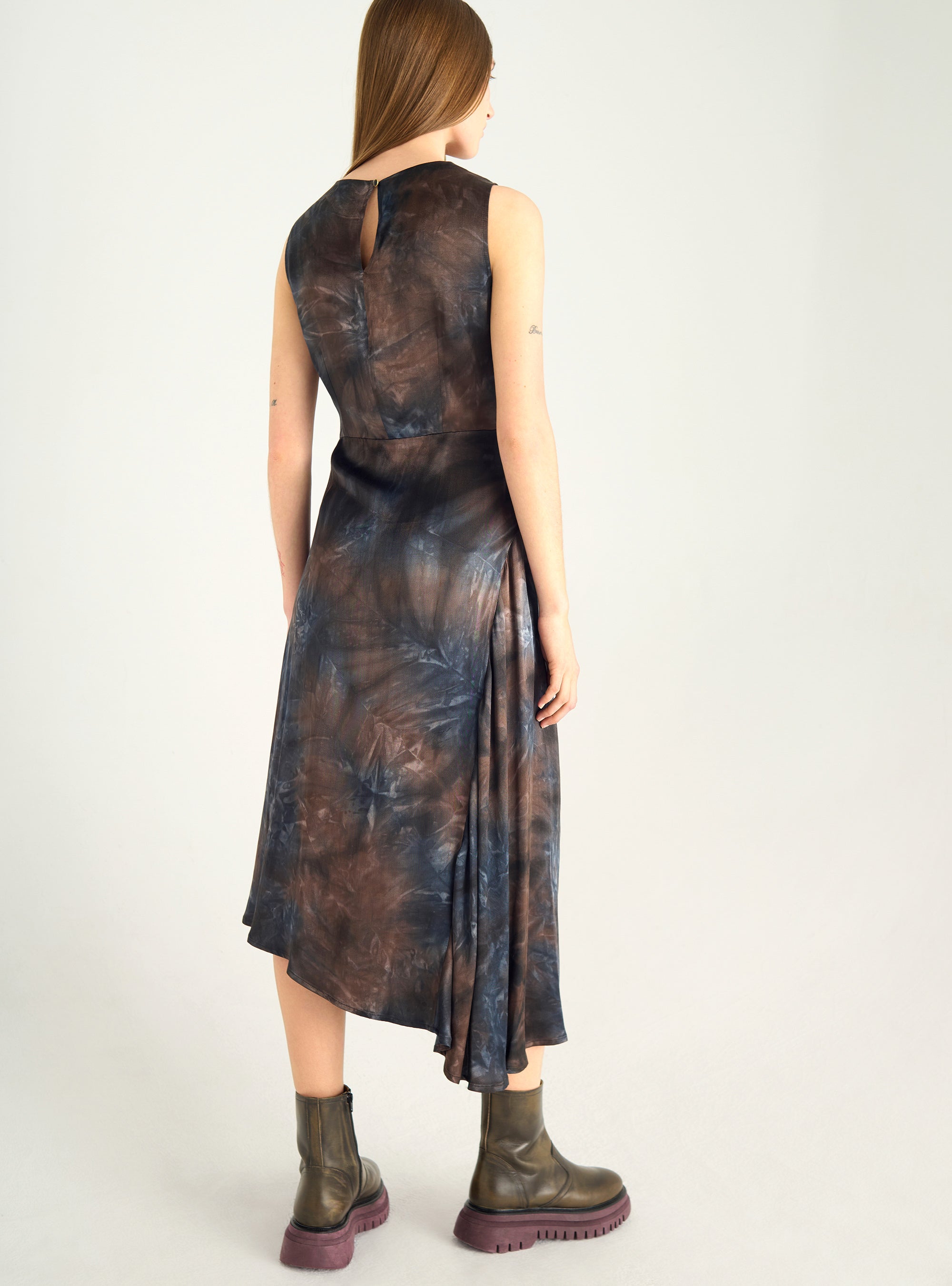 Robe satinée à col bénitier