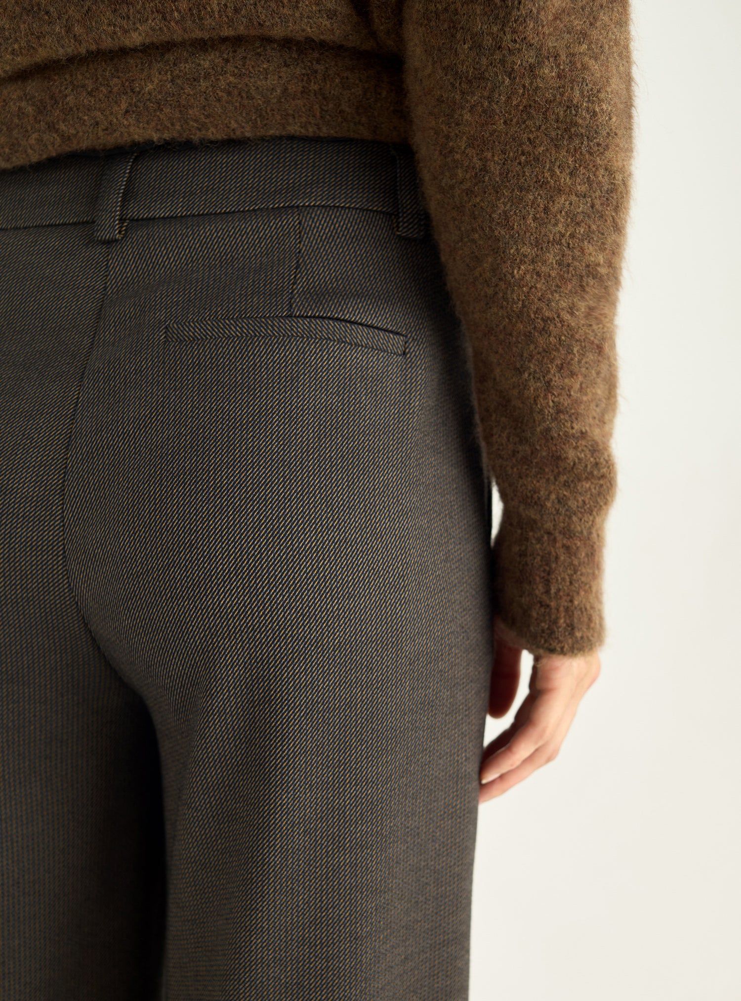 Hose mit hohem Bund und weitem Bein