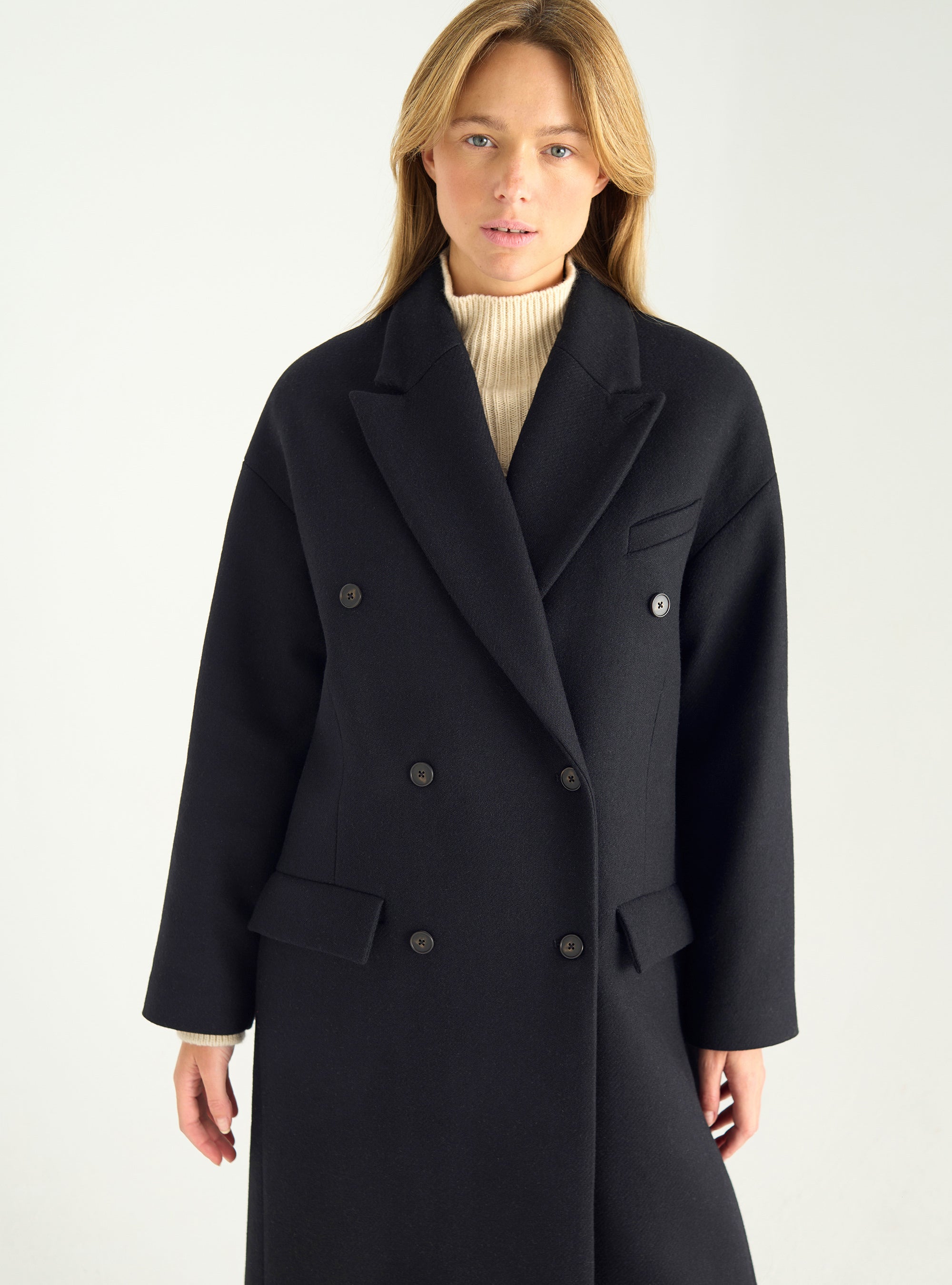 Manteau long croisé en drap de laine recyclée