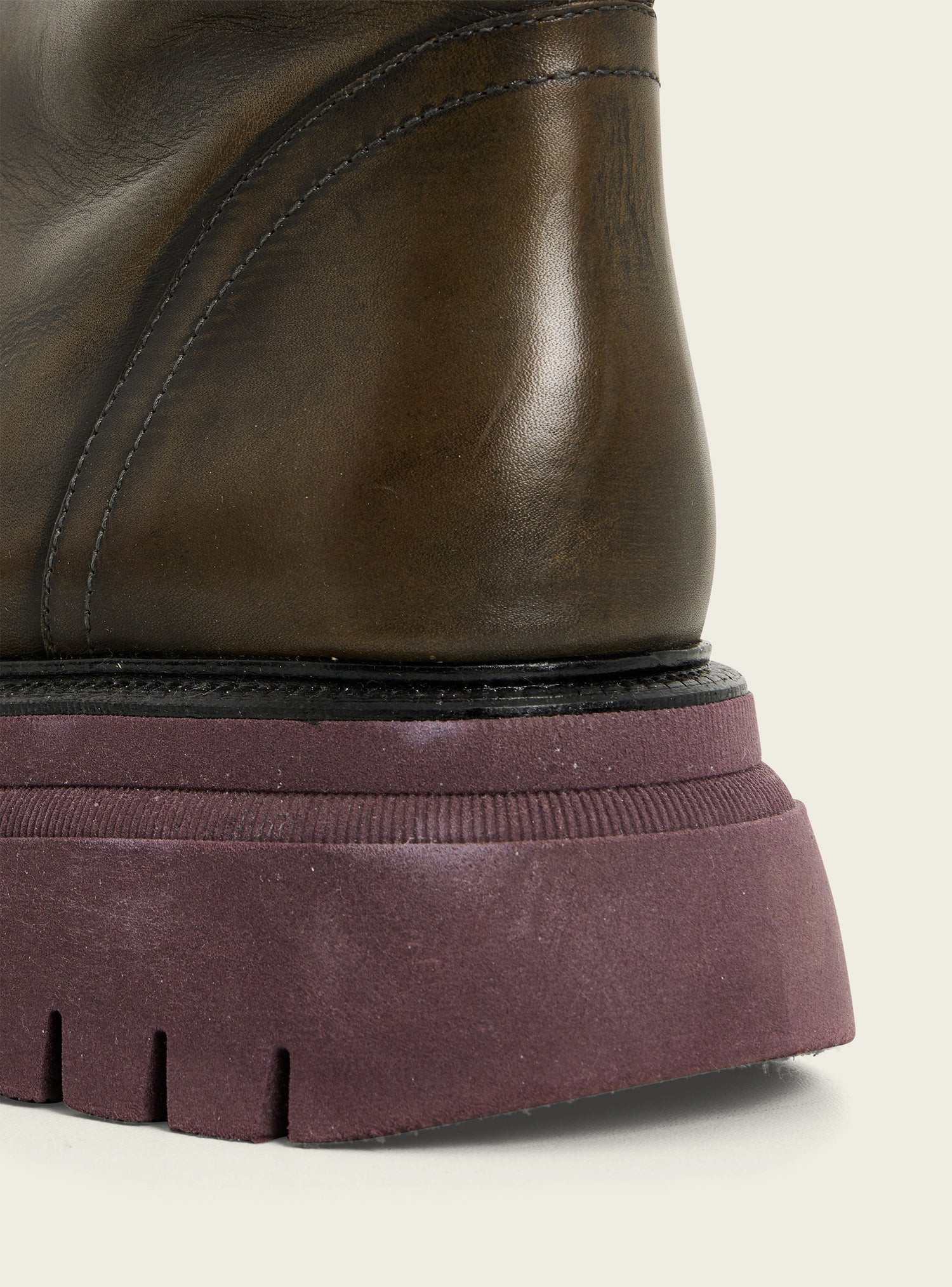 Bottines en cuir noir patiné