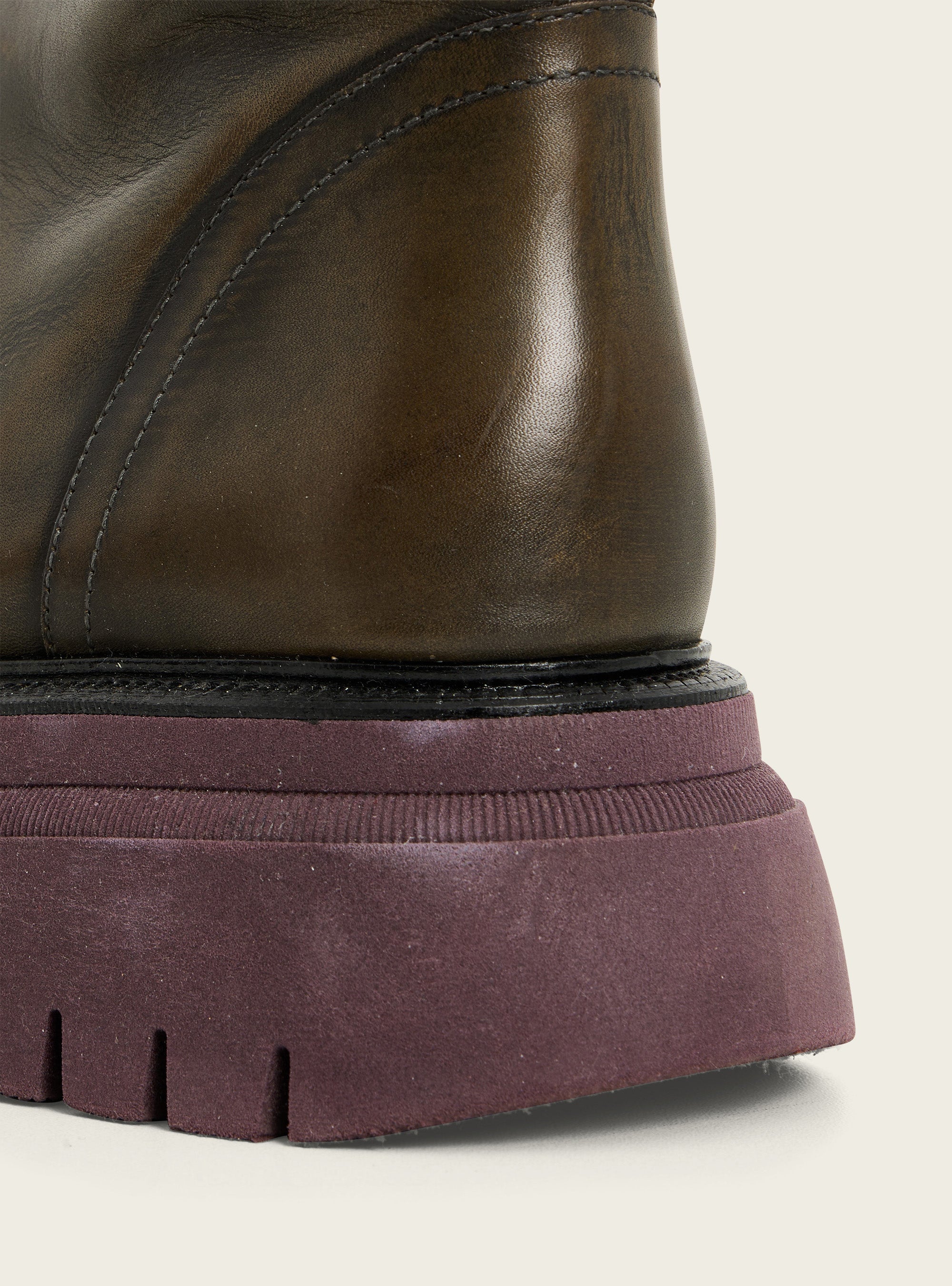 Bottines en cuir noir patiné