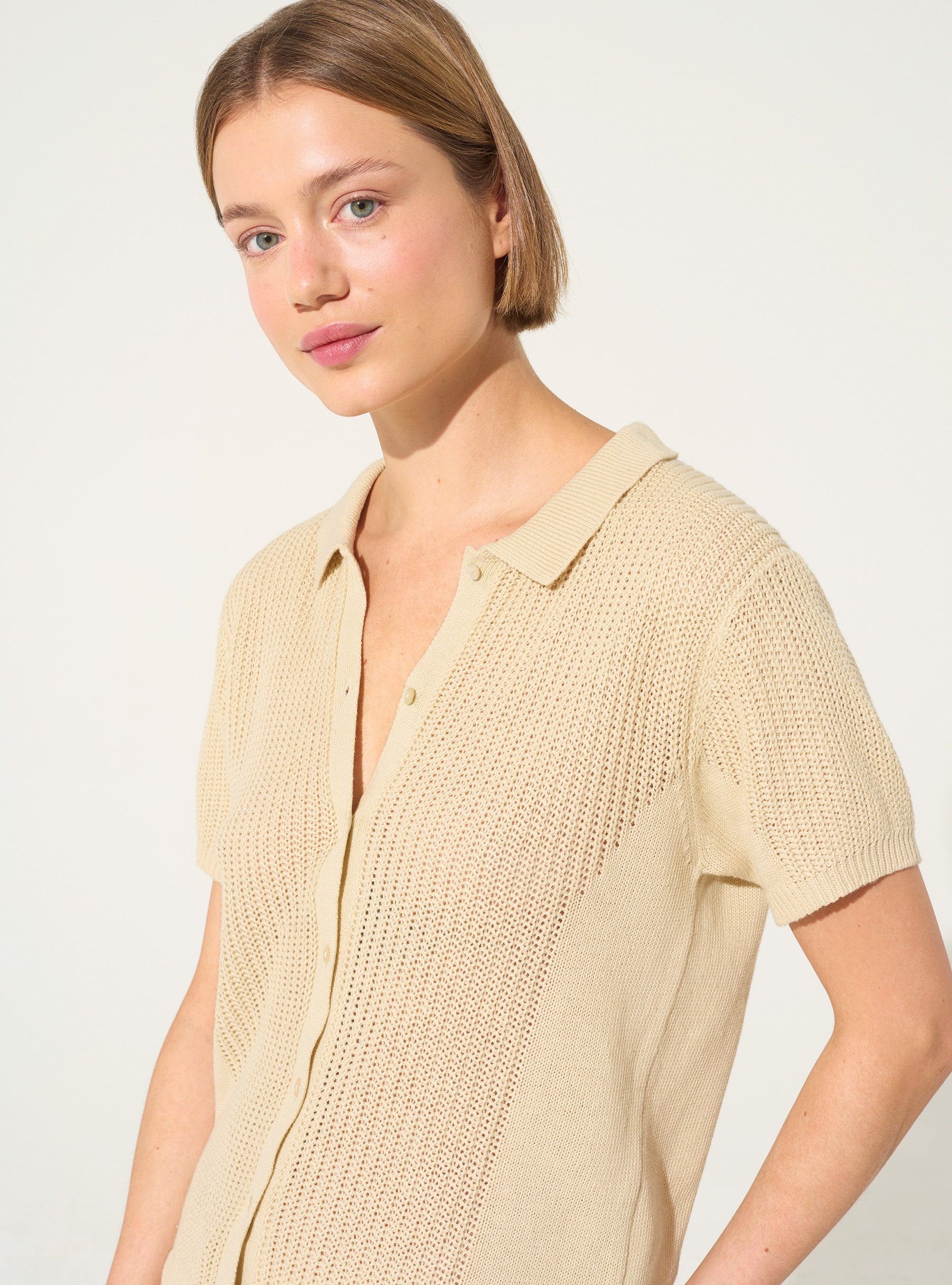 weißes Polohemd aus Baumwolle und Leinen