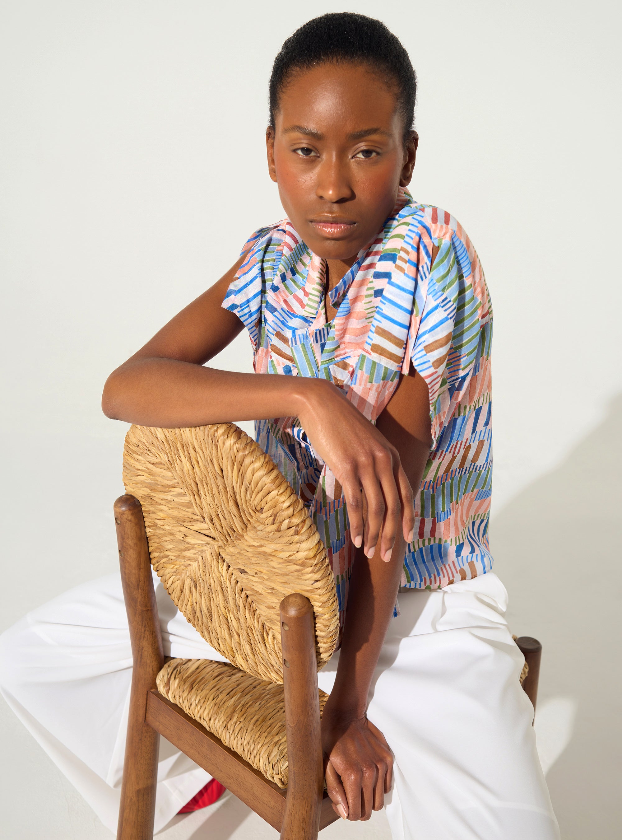 Locker sitzende, bedruckte Bluse aus blauer Baumwolle und Seide