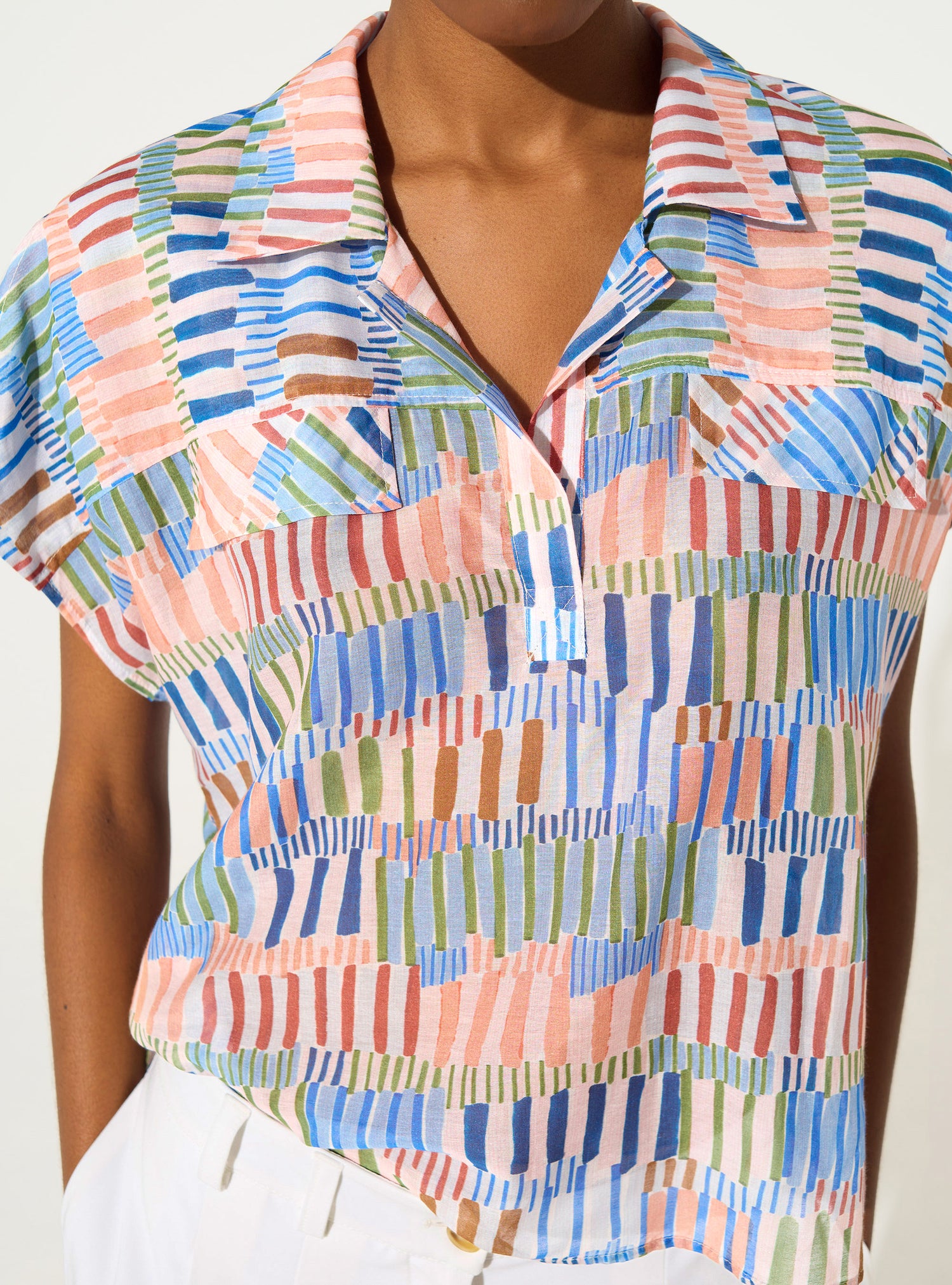 Locker sitzende, bedruckte Bluse aus blauer Baumwolle und Seide