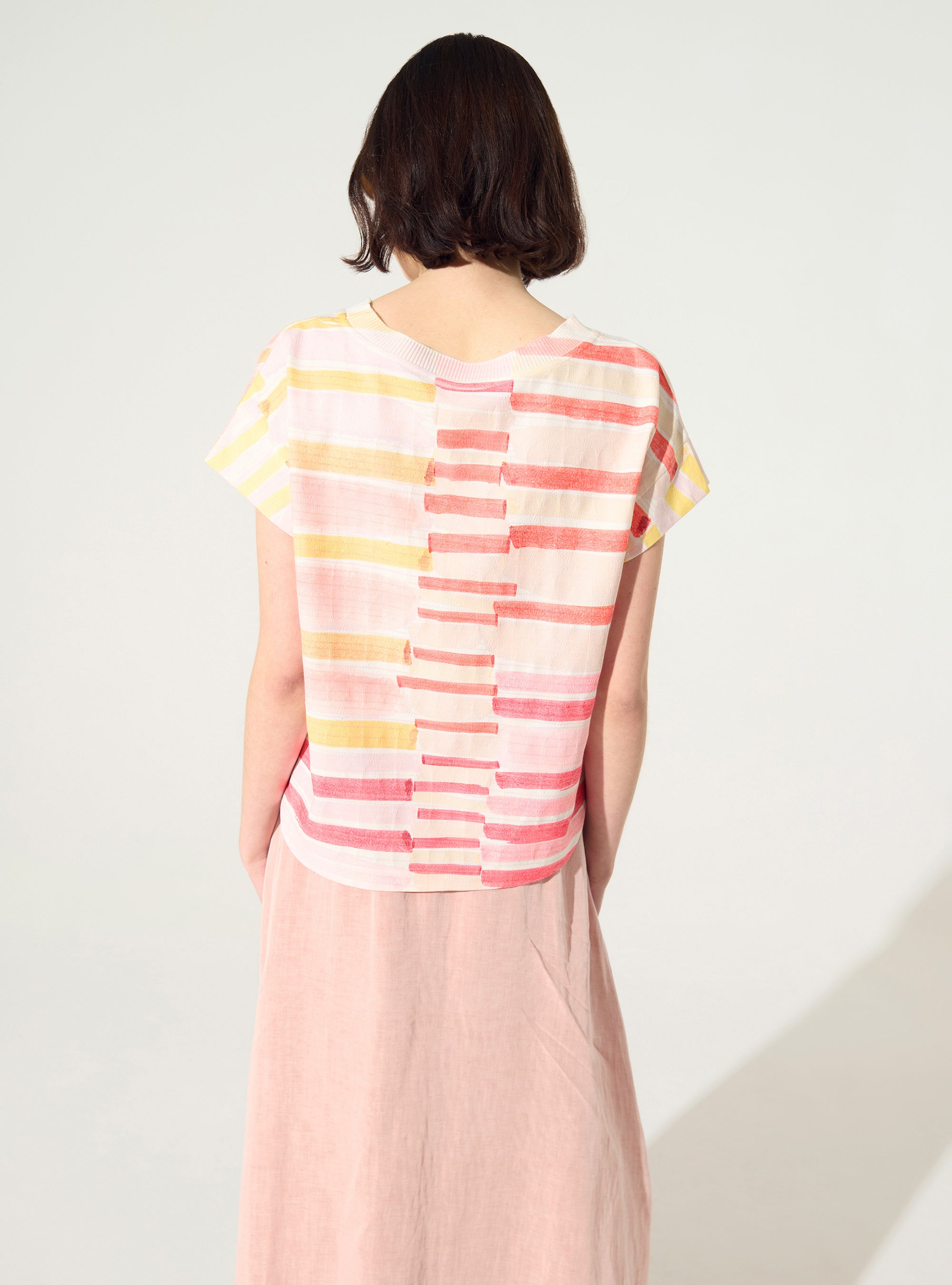 Rote Bluse mit Falten und Verzierungen