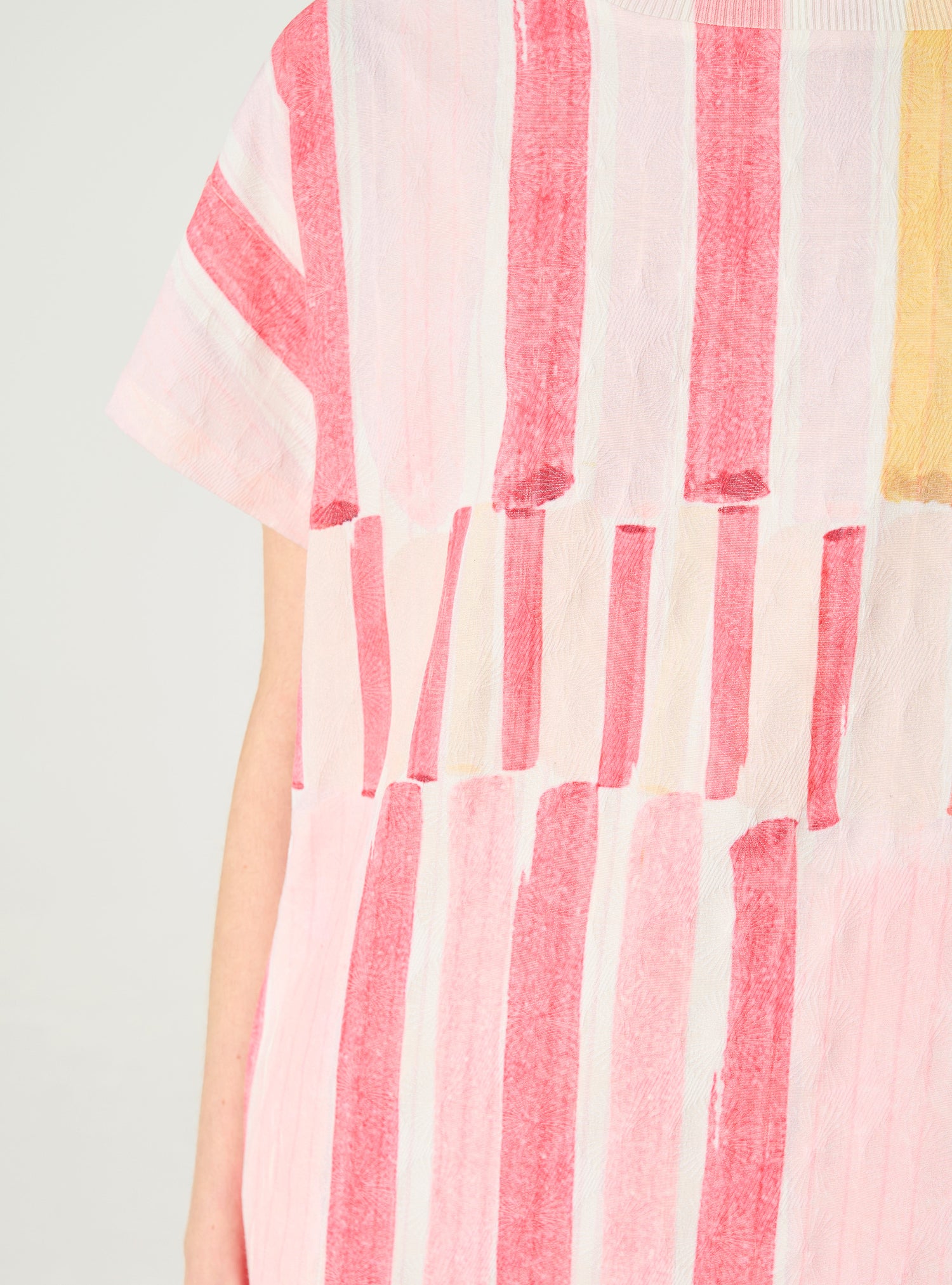 Plissiertes und atemberaubendes rotes Kleid