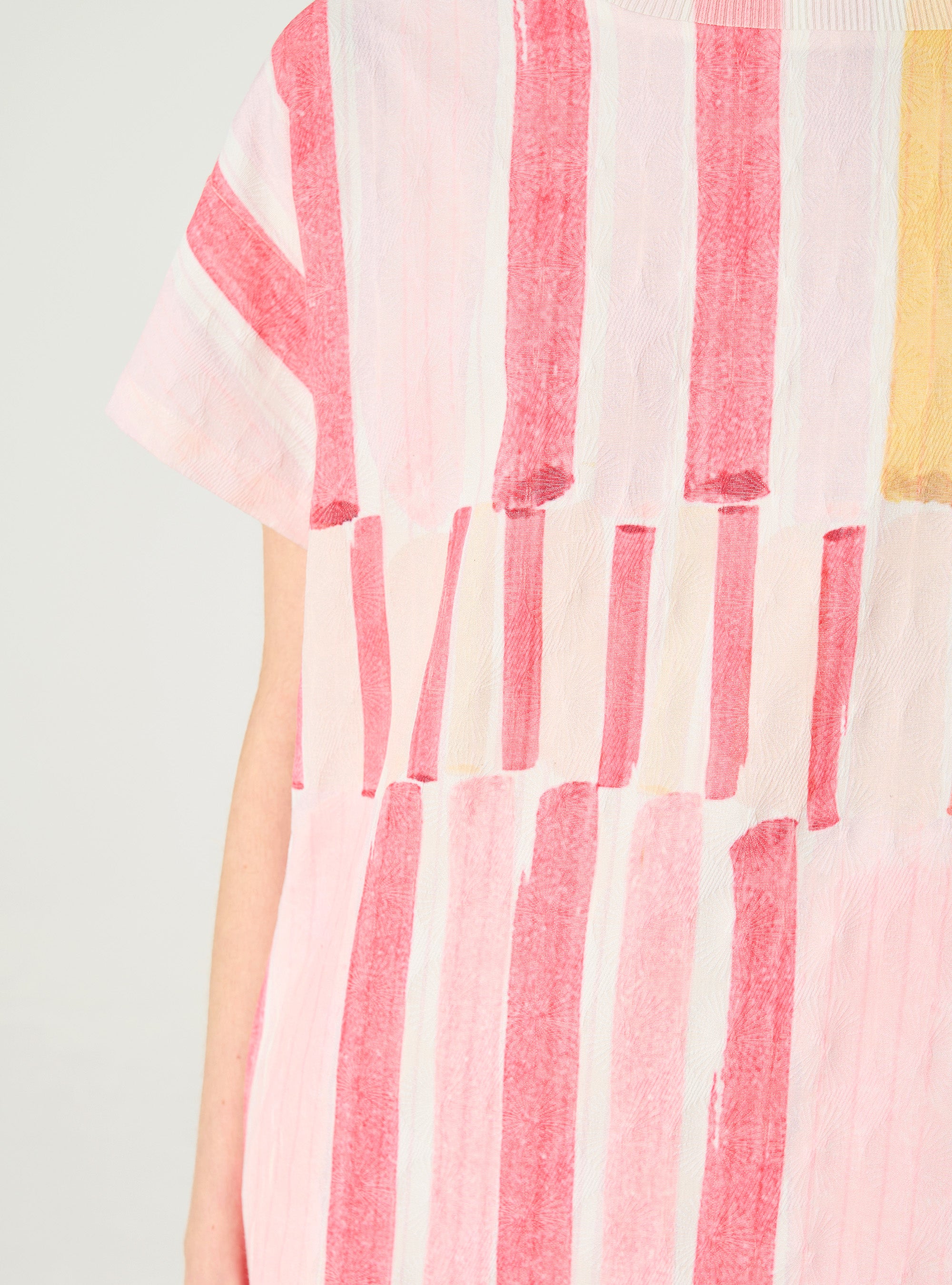 Plissiertes und atemberaubendes rotes Kleid