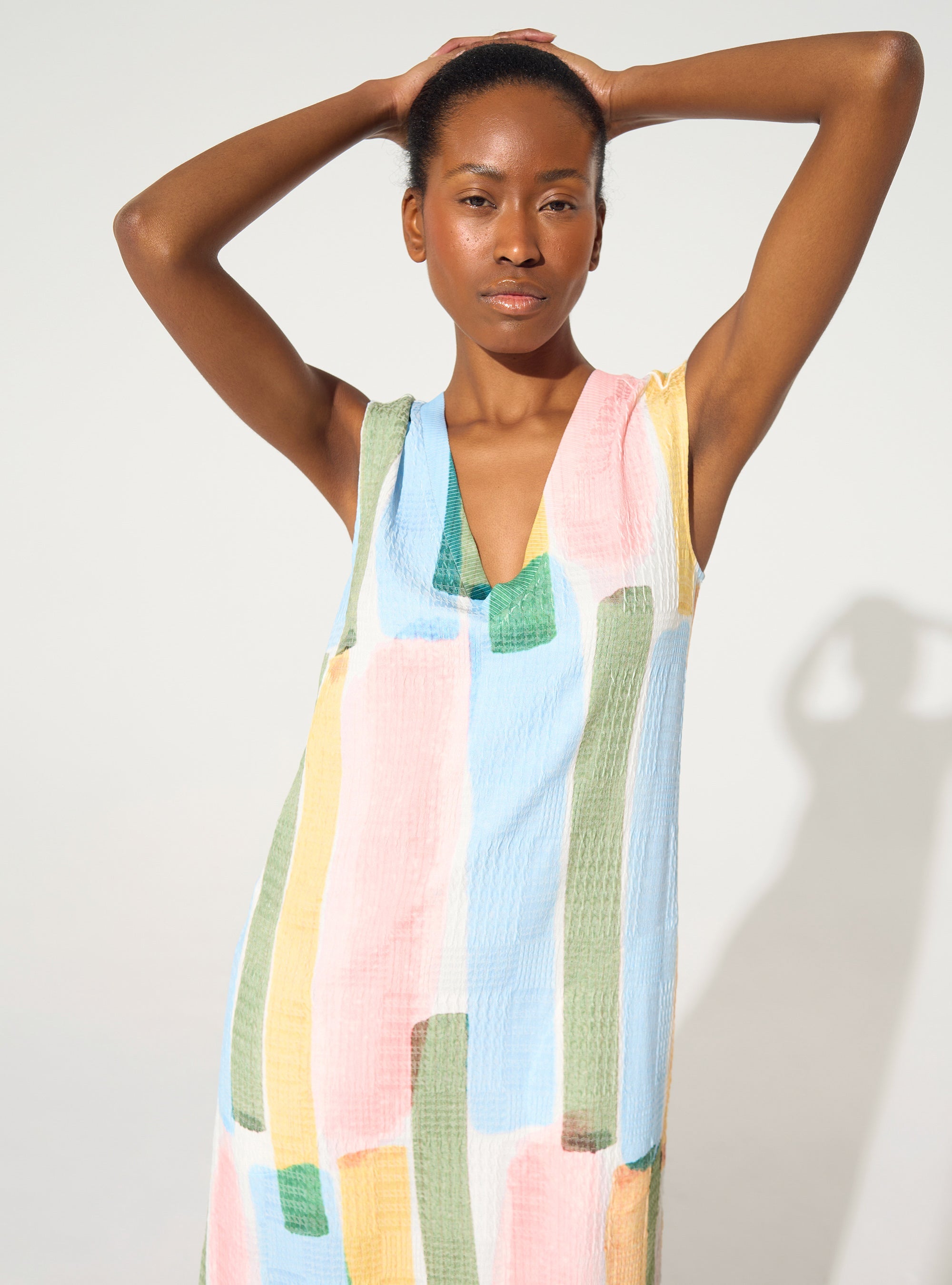 tailliertes Kleid mit gelb gestreiftem Muster