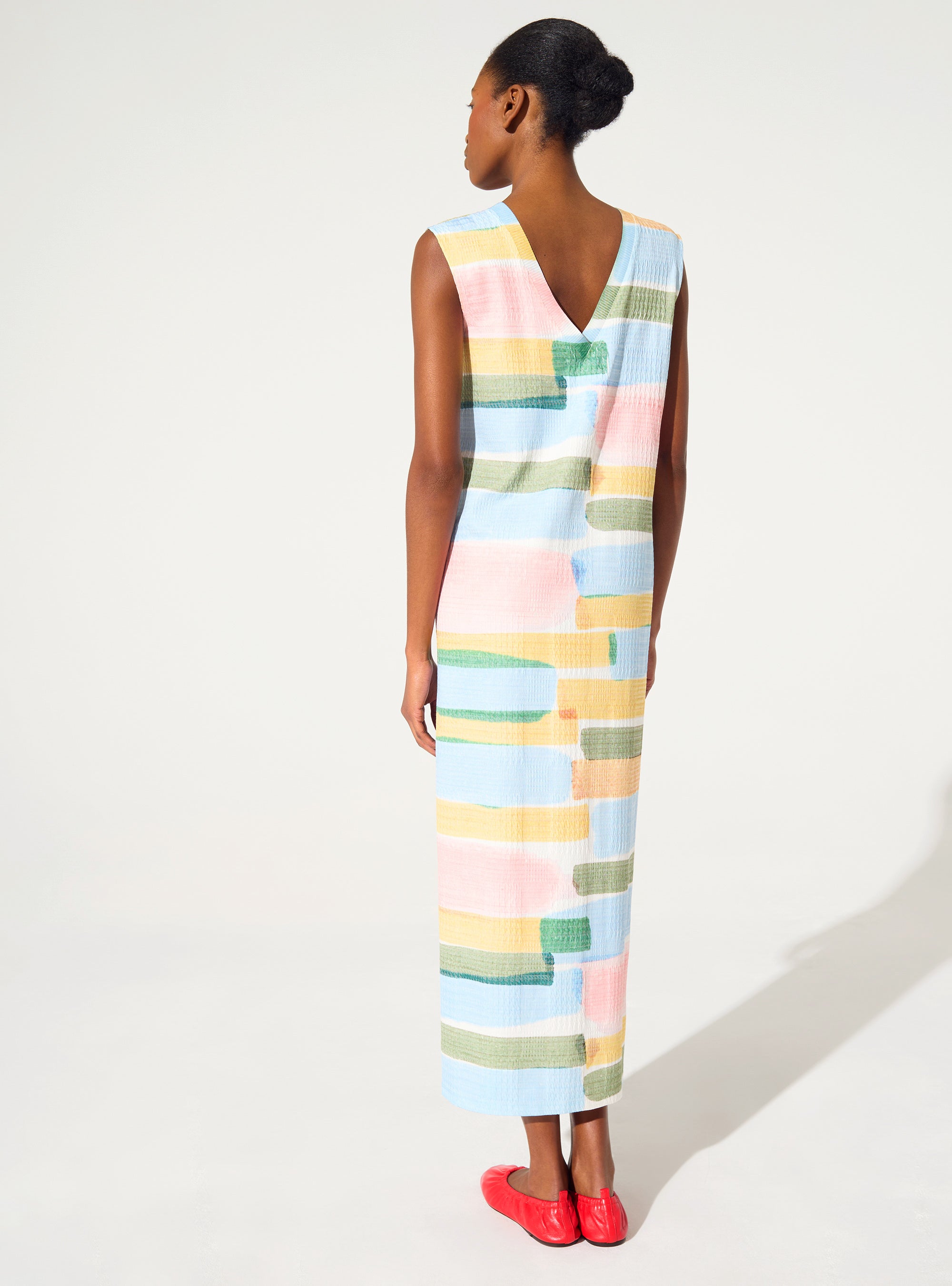 tailliertes Kleid mit gelb gestreiftem Muster