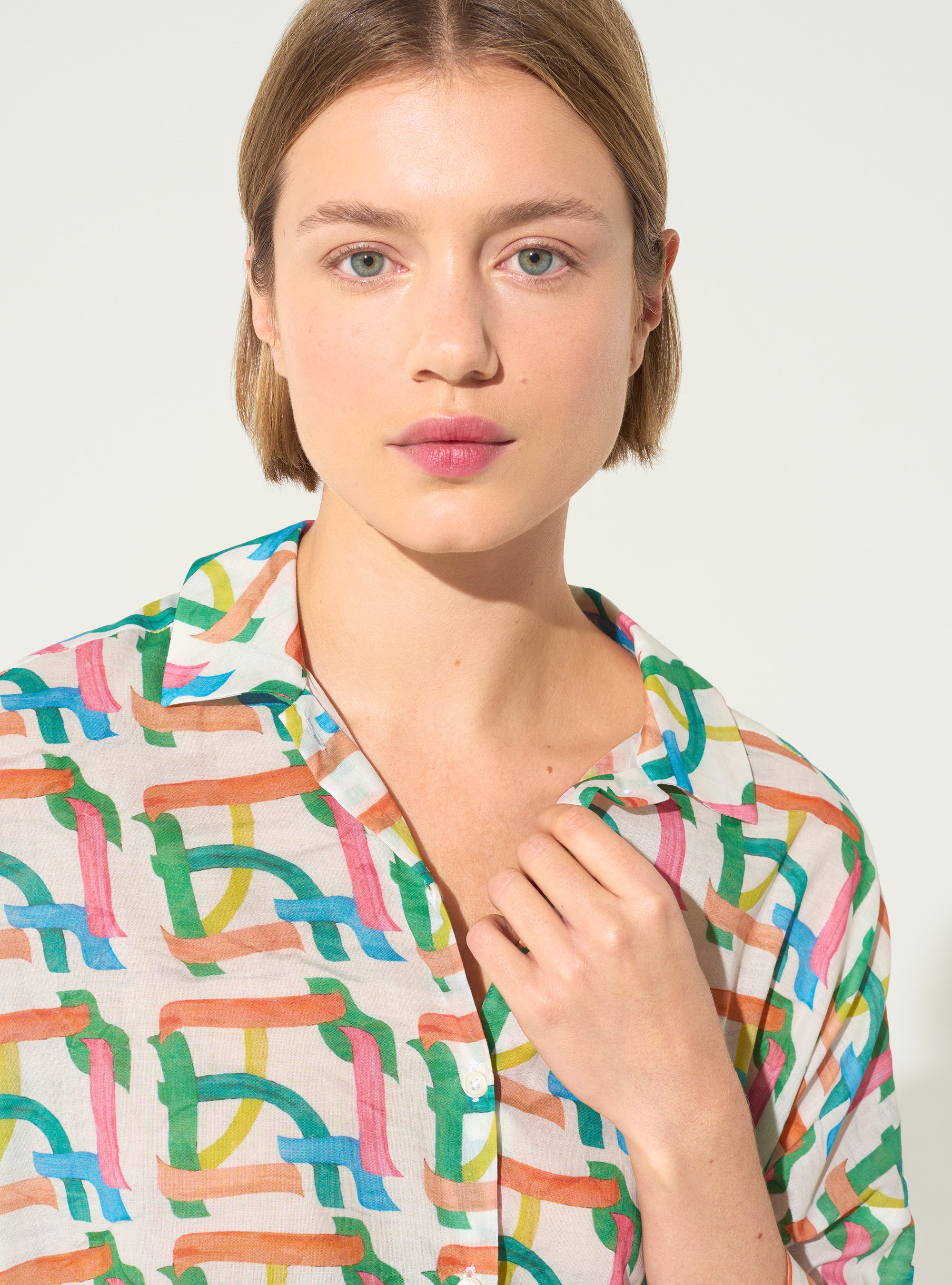 Weißes, übergroßes Baumwollhemd mit Hausmotiv