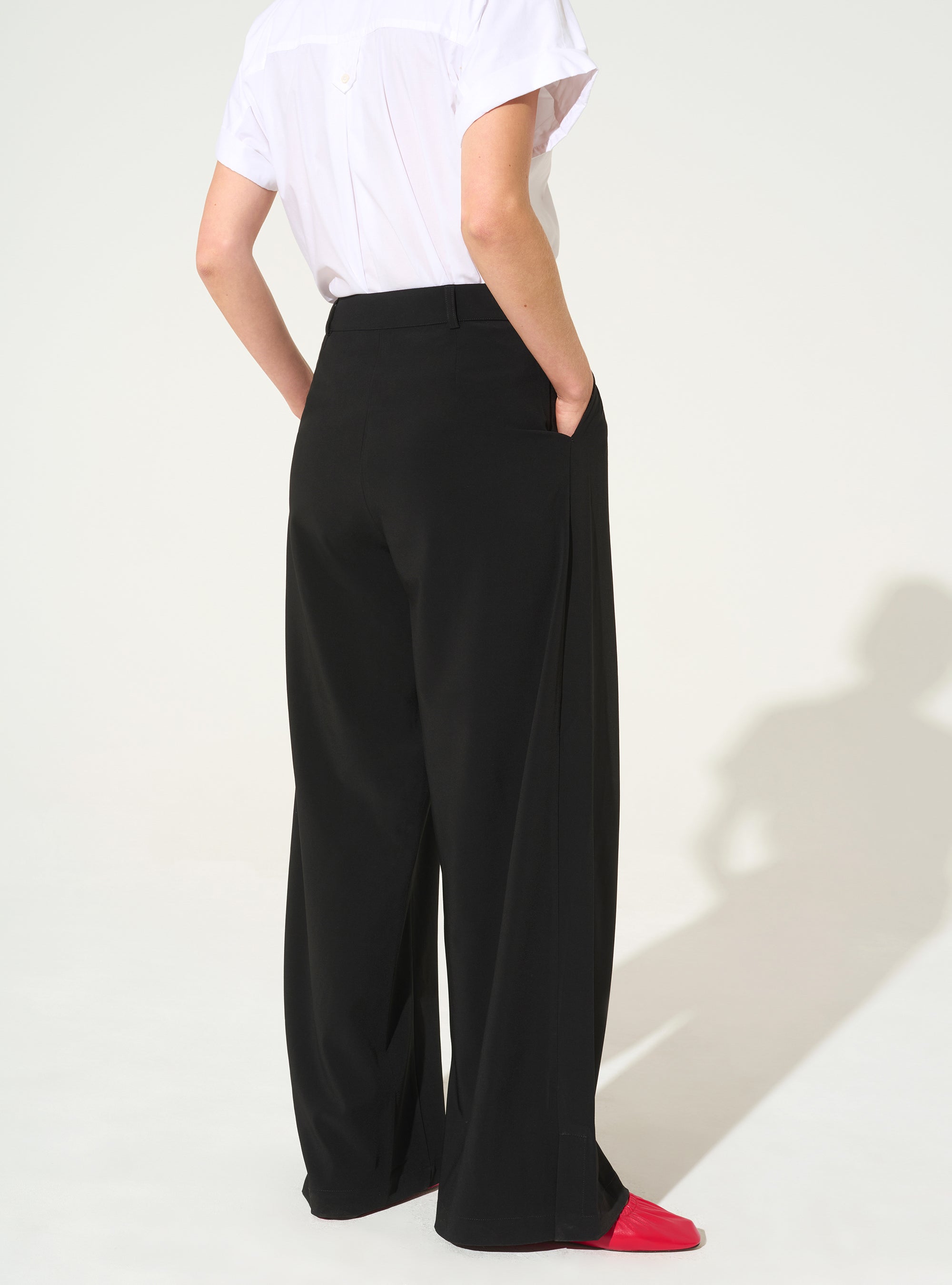 Schwarze Hose mit weitem Bein