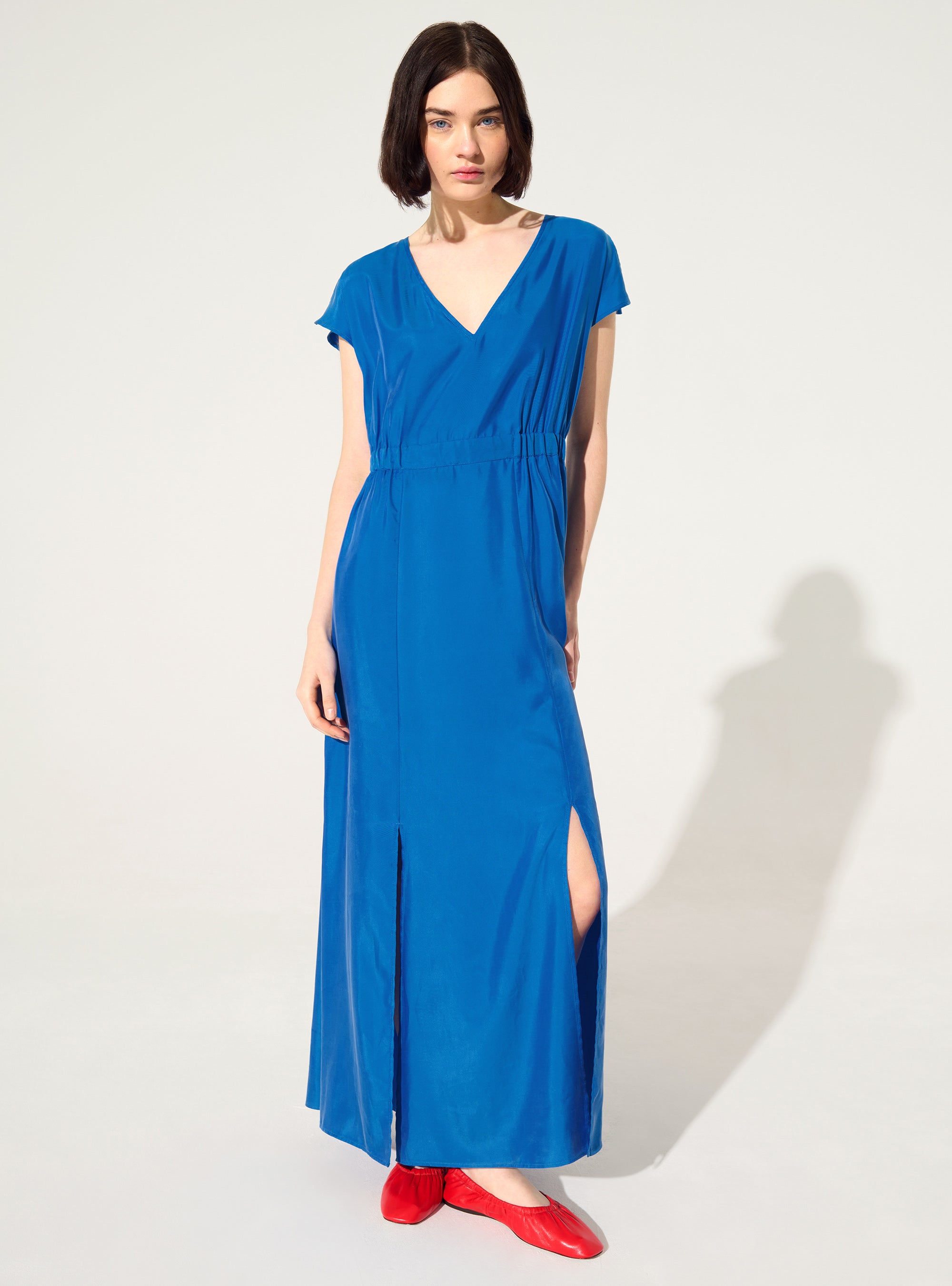 Blaues tailliertes Kleid