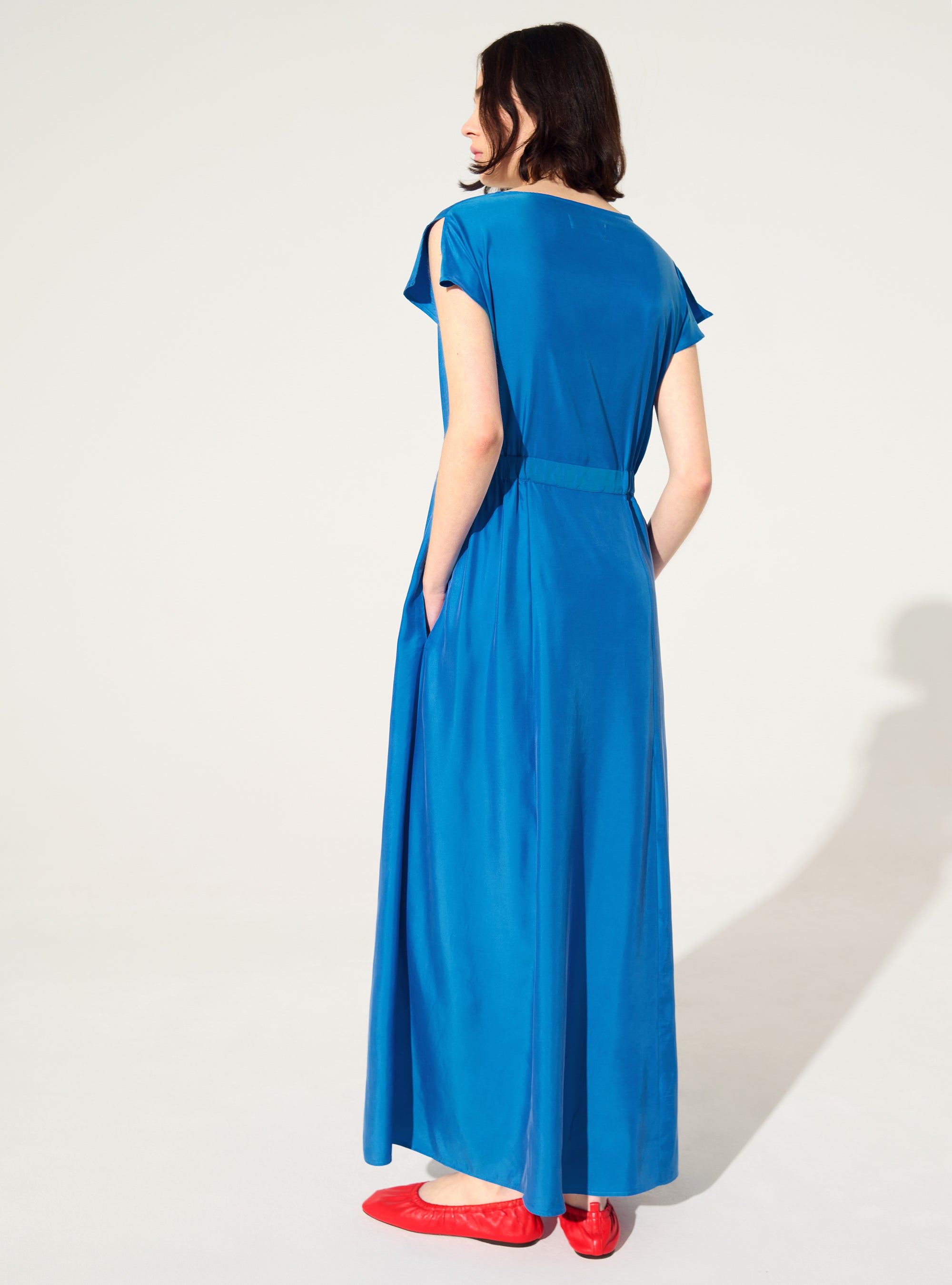 Blaues tailliertes Kleid