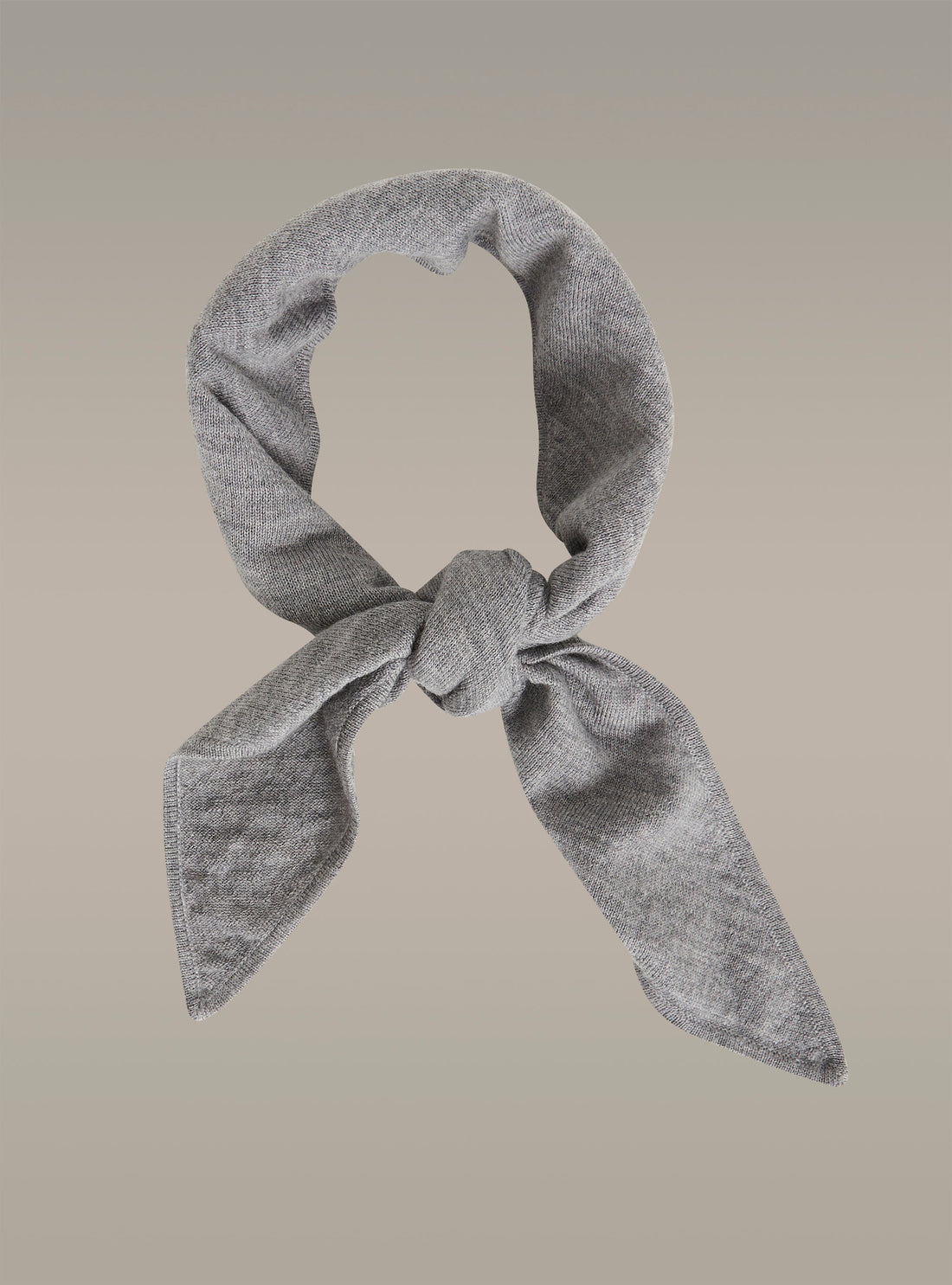 Foulard triangulaire en laine acoté 