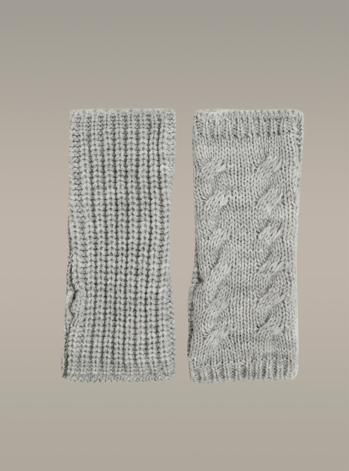 Mitaines tricotées en maille torsadée acoté 
