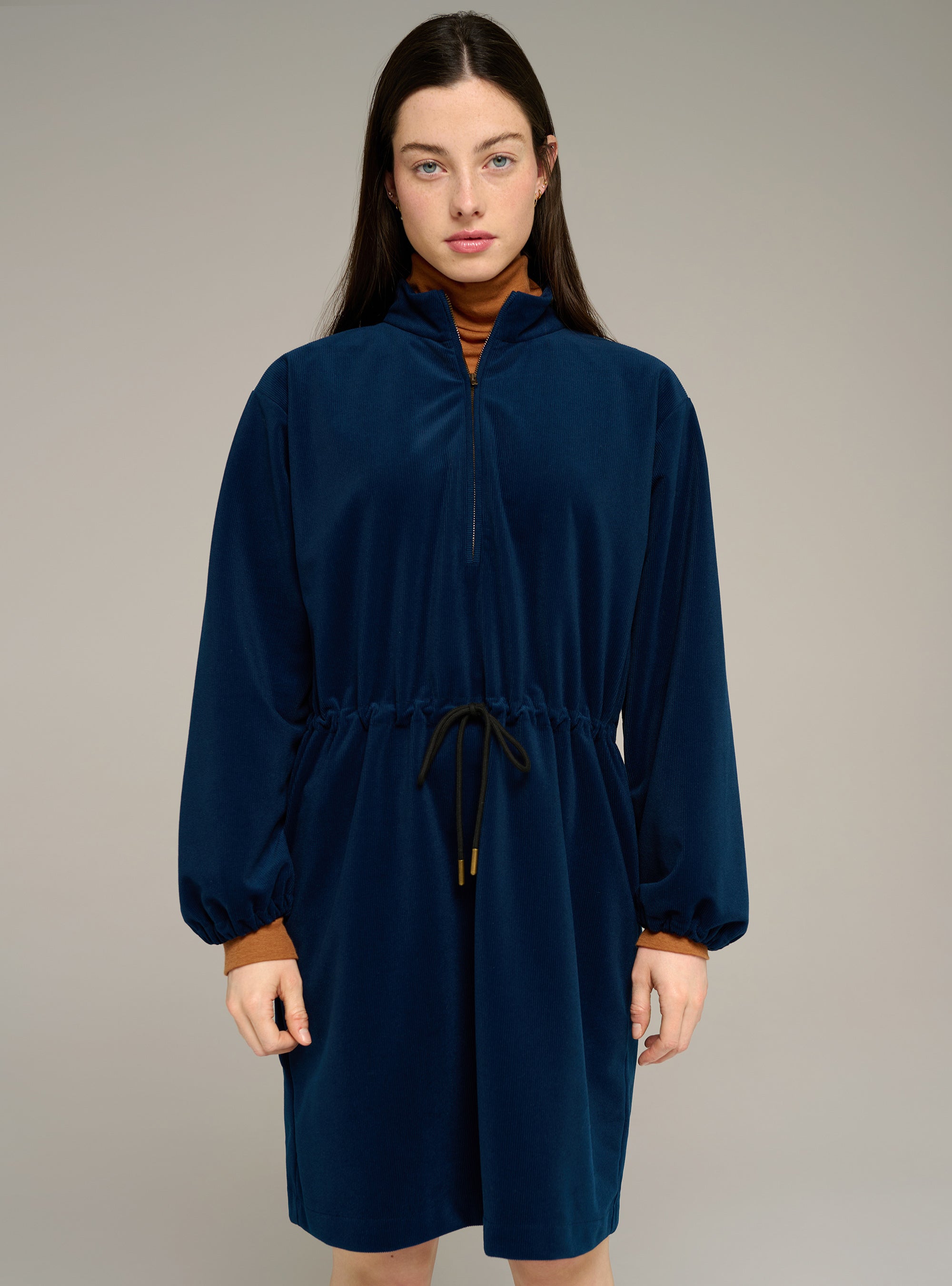 Cotélac acoté robe courte manches longues ceinturée taille