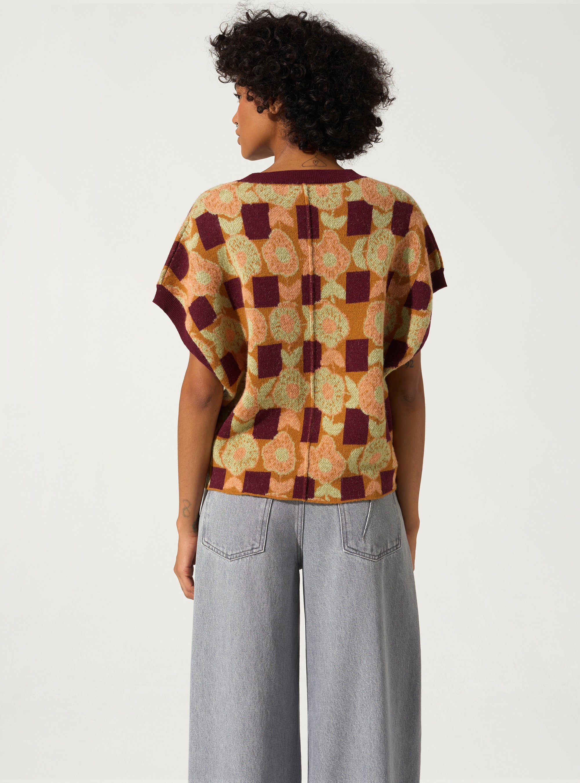 Short sleeve sweater