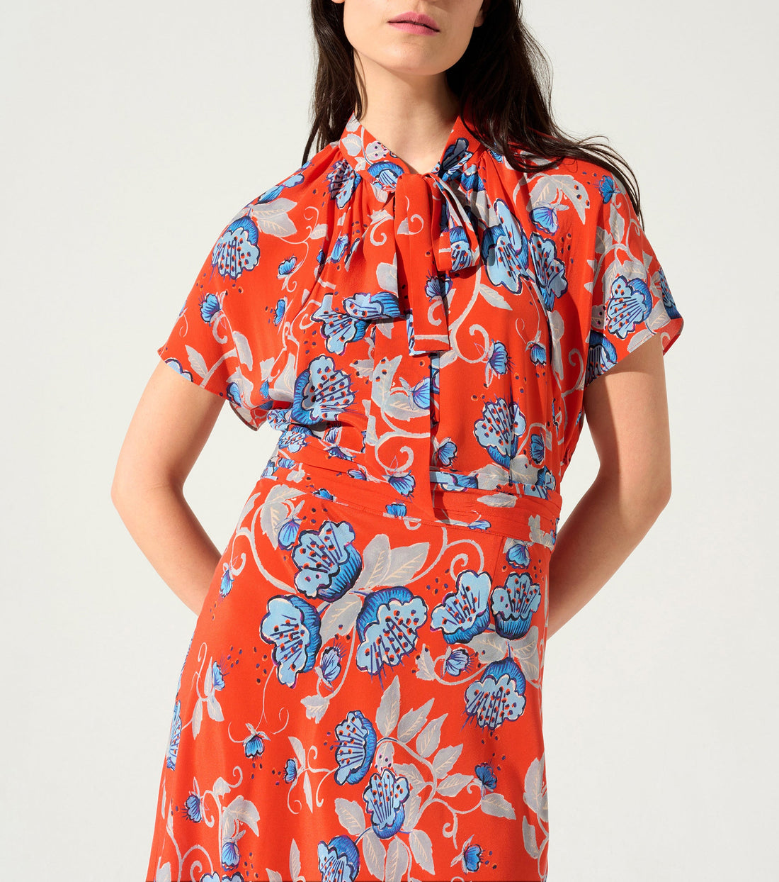 Langes bedrucktes Kleid